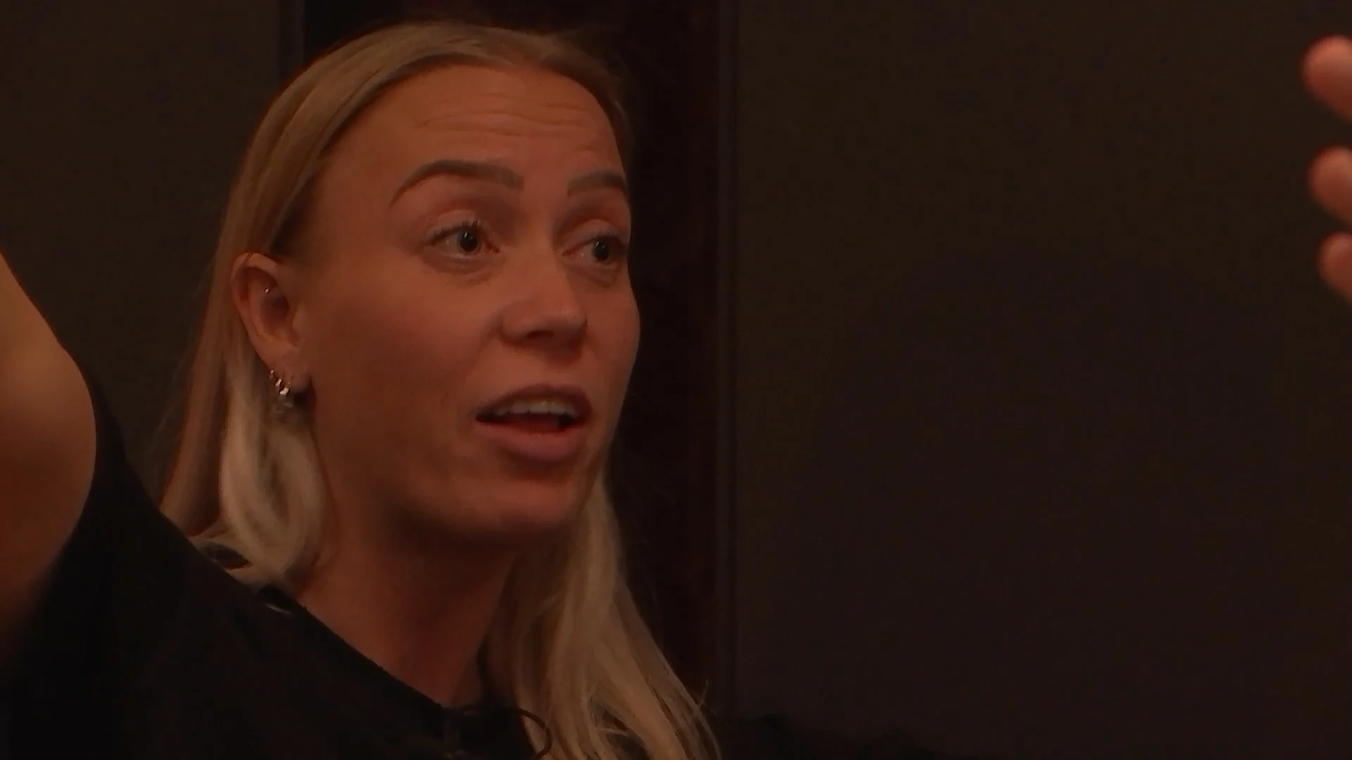 Demi stormt de kamer uit