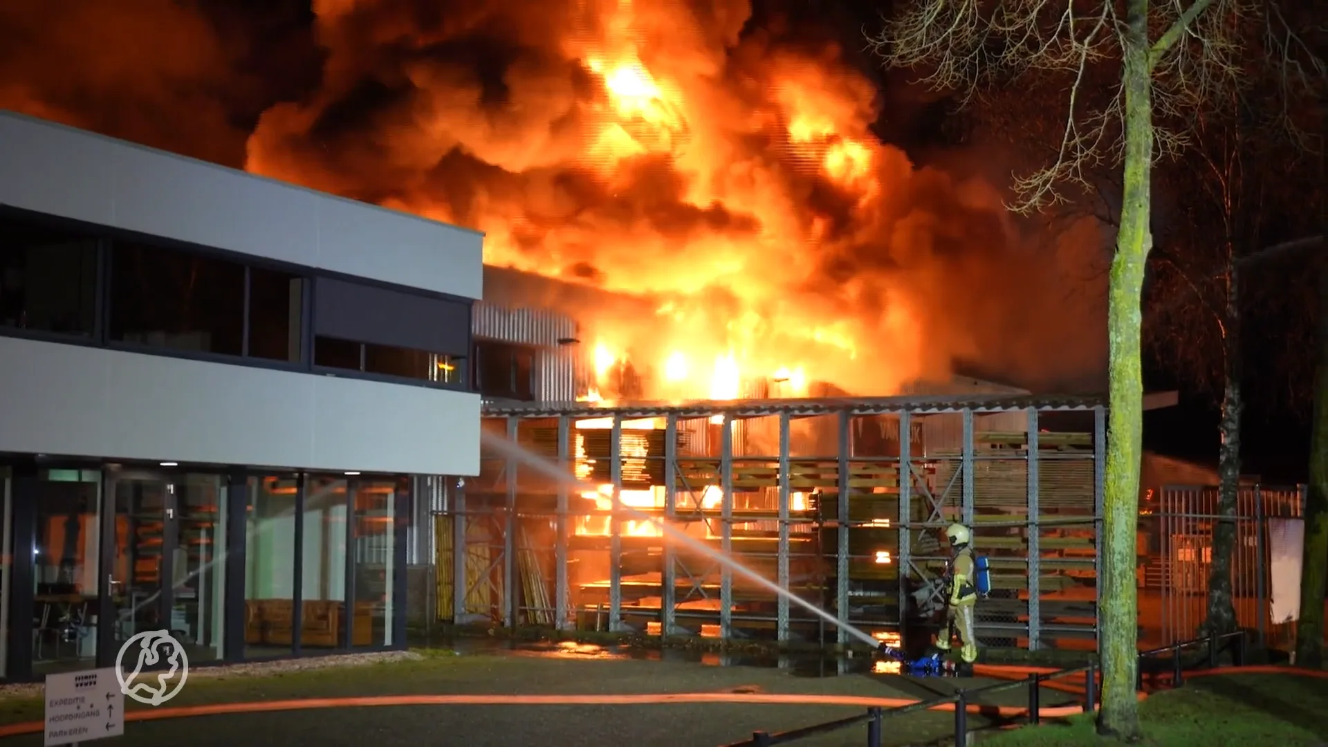 Grote brand in buurt van vuurwerkopslag, meerdere woningen ontruimd