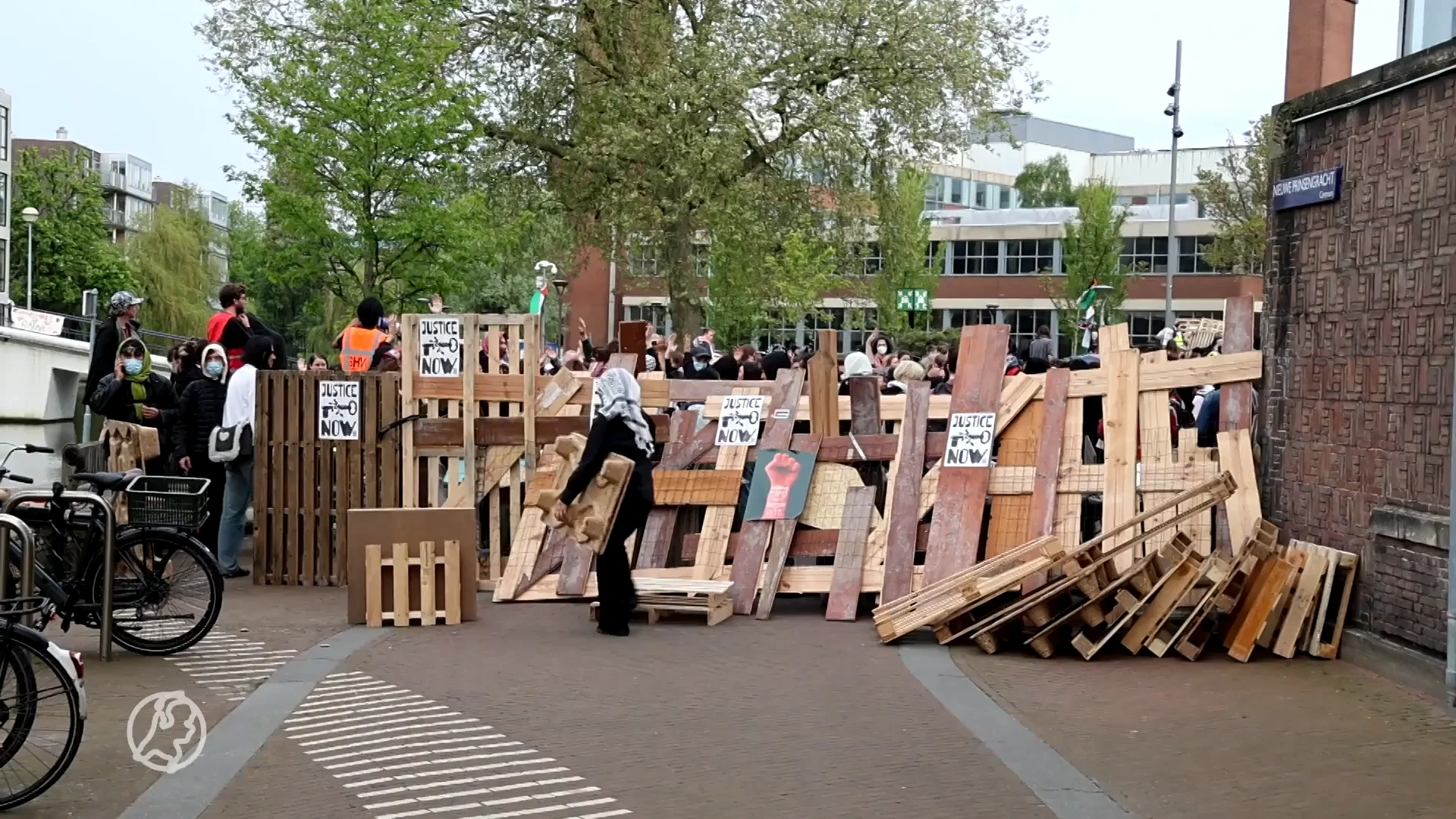 Bruggen op campus UvA gebarricadeerd door demonstranten