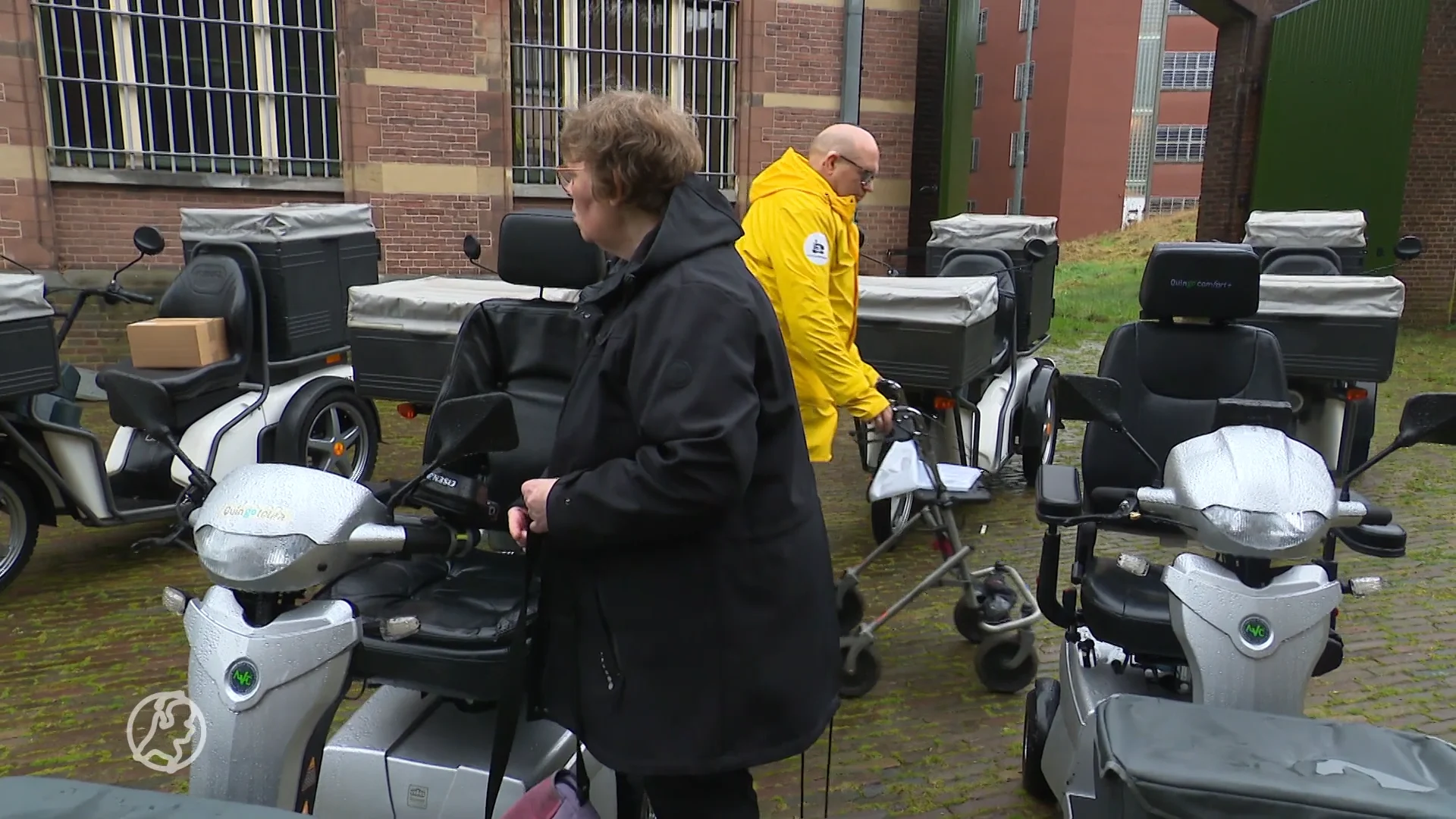 Marc en Jolanda bezorgen post in hun scootmobiel