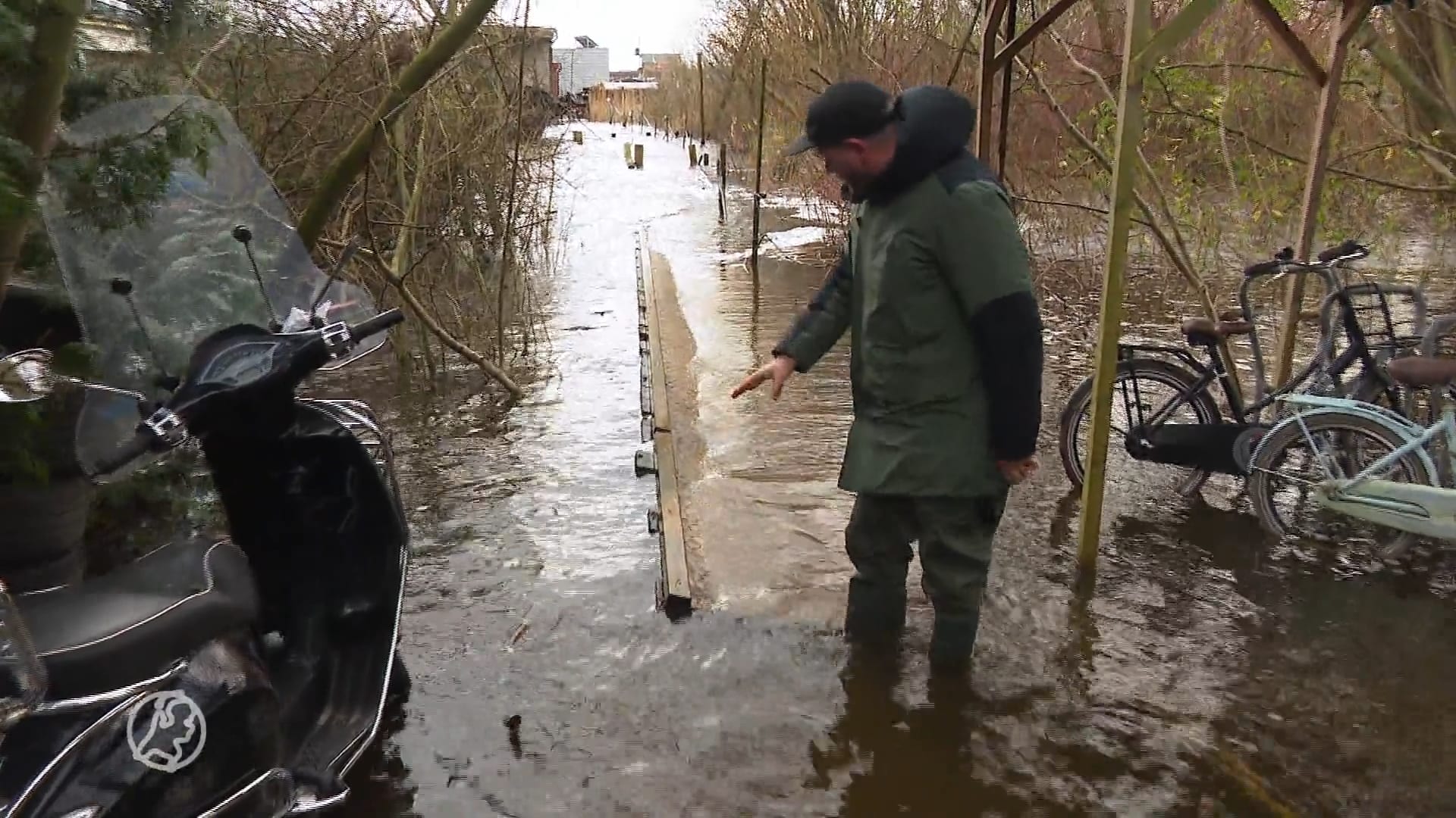 Amsterdamse woonboten onbereikbaar door overstroomde steiger: 'Ik kom niet meer van mijn boot af'