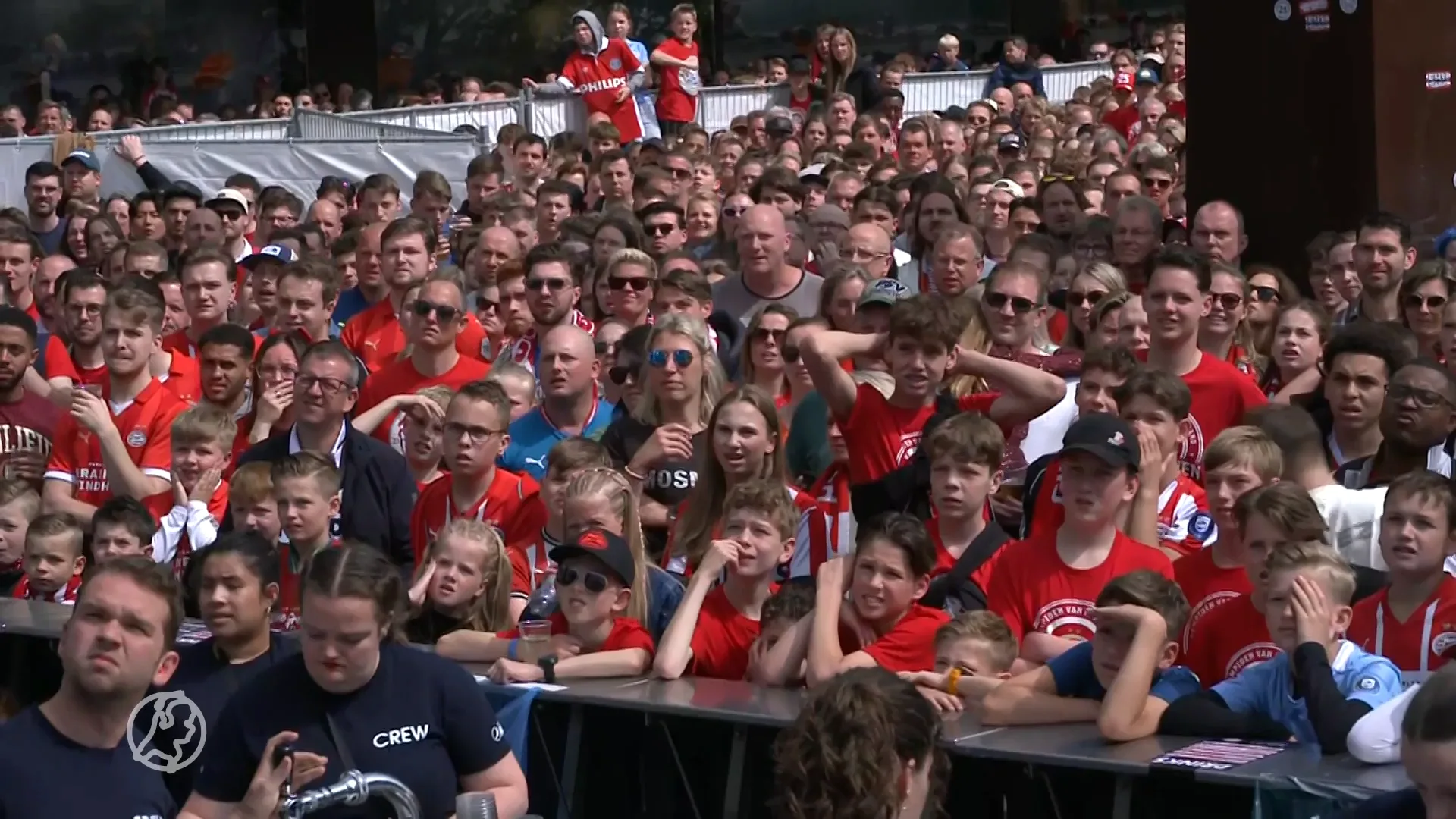 Duizenden fans kijken in Eindhoven met geknepen billen naar PSV - Sparta