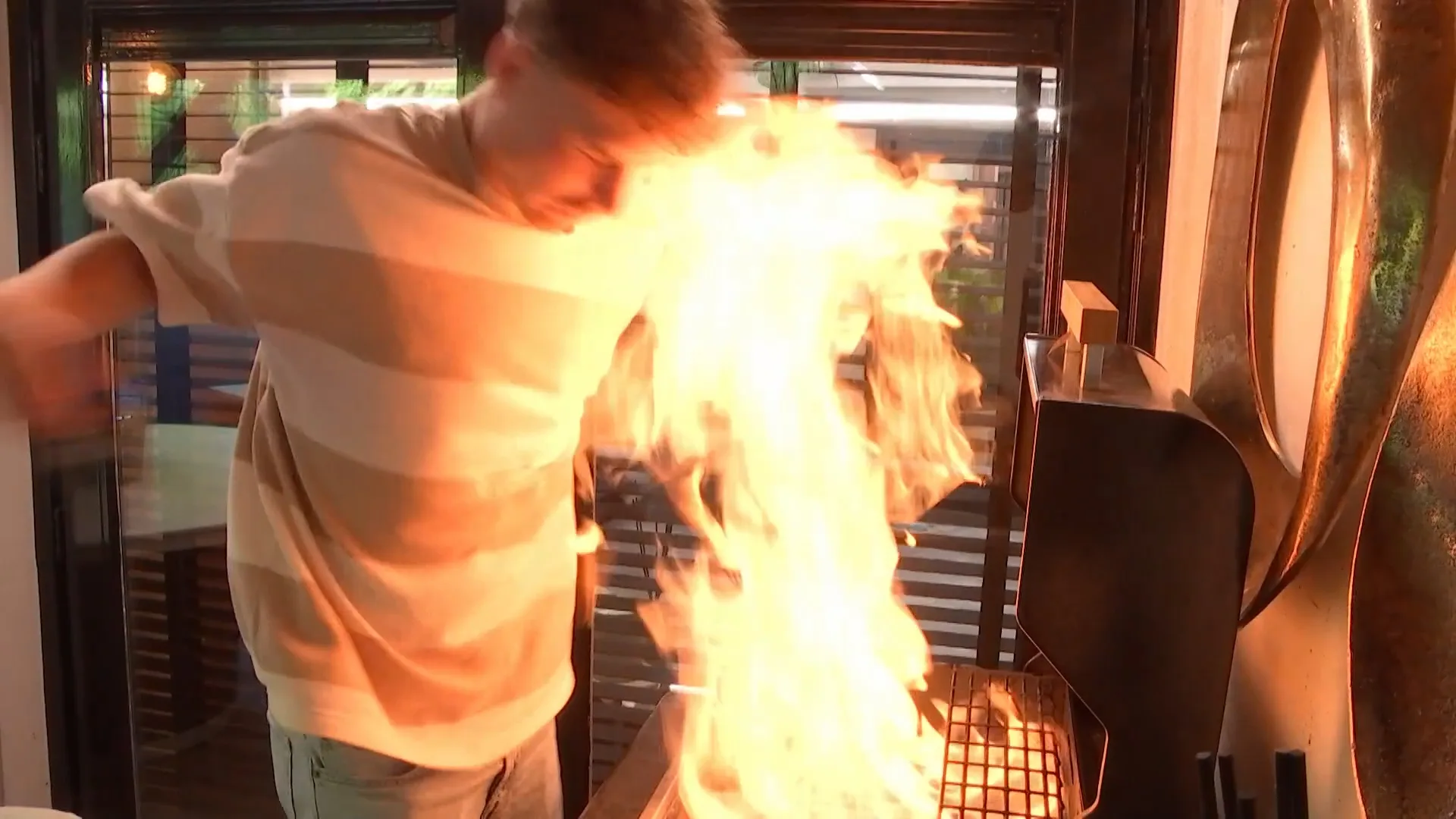 Mike zet zijn haar in de fik!