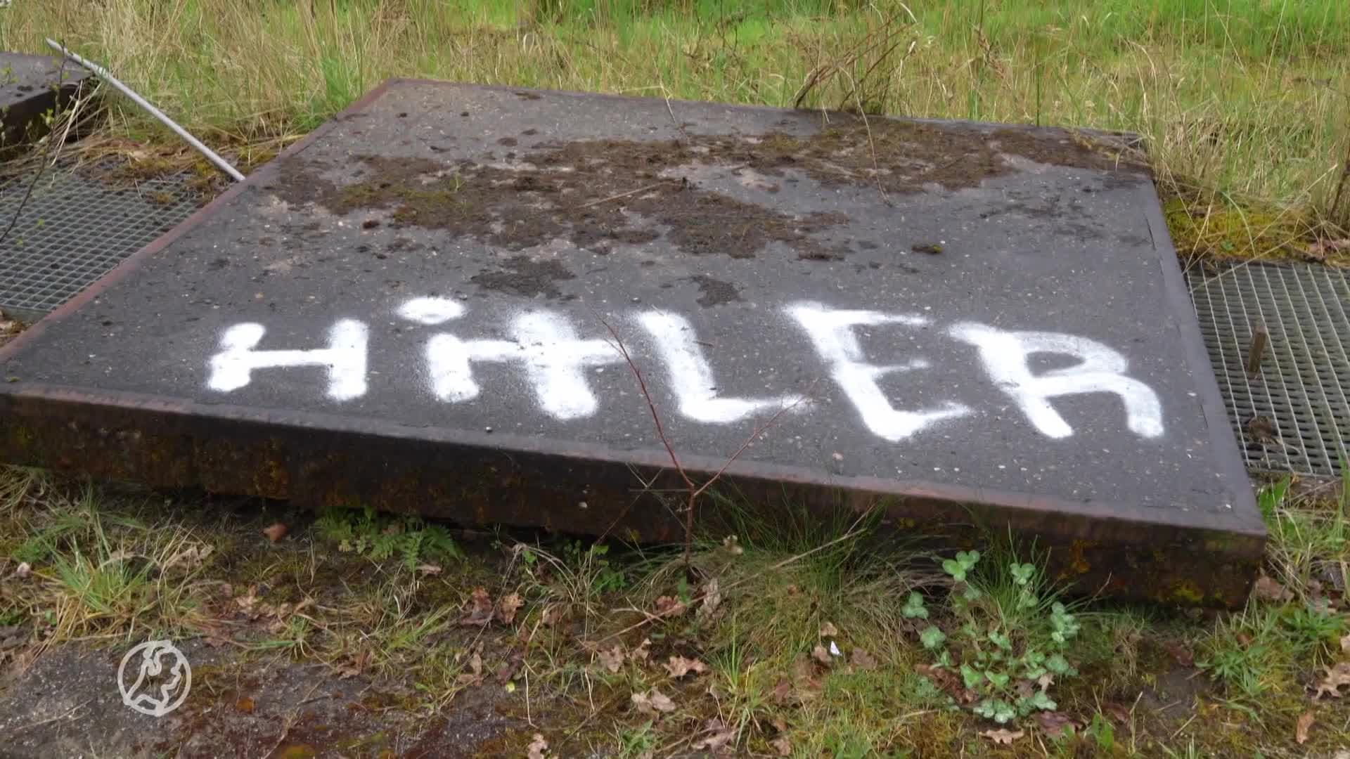 Westerbork beklad met hakenkruisen en nazi-leuzen