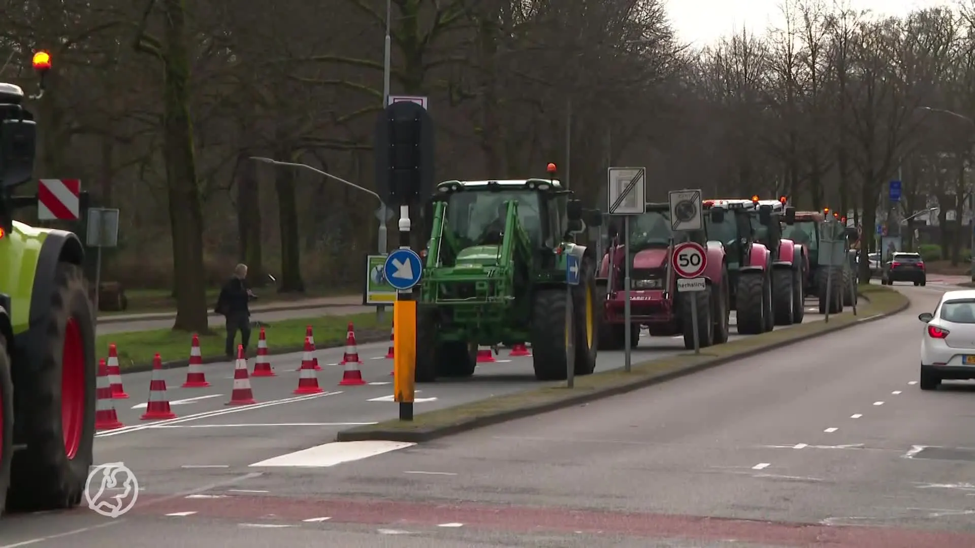Boeren overhandigen petitie provinciehuis Haarlem: 'Mestbeleid als galg om ons nek'