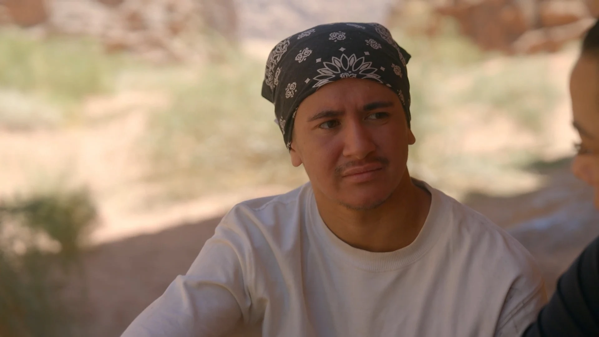 Justin vertelt het plan door