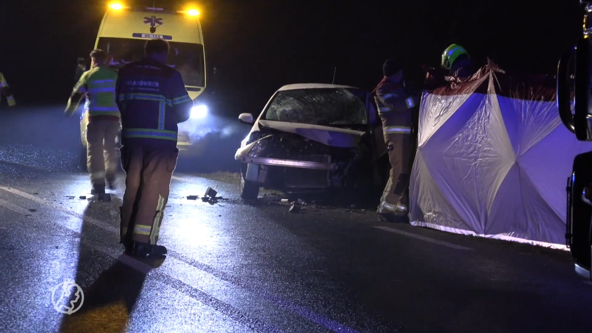 Dode en gewonde door verkeersongeval op 'spiegelgladde' Gelderse weg