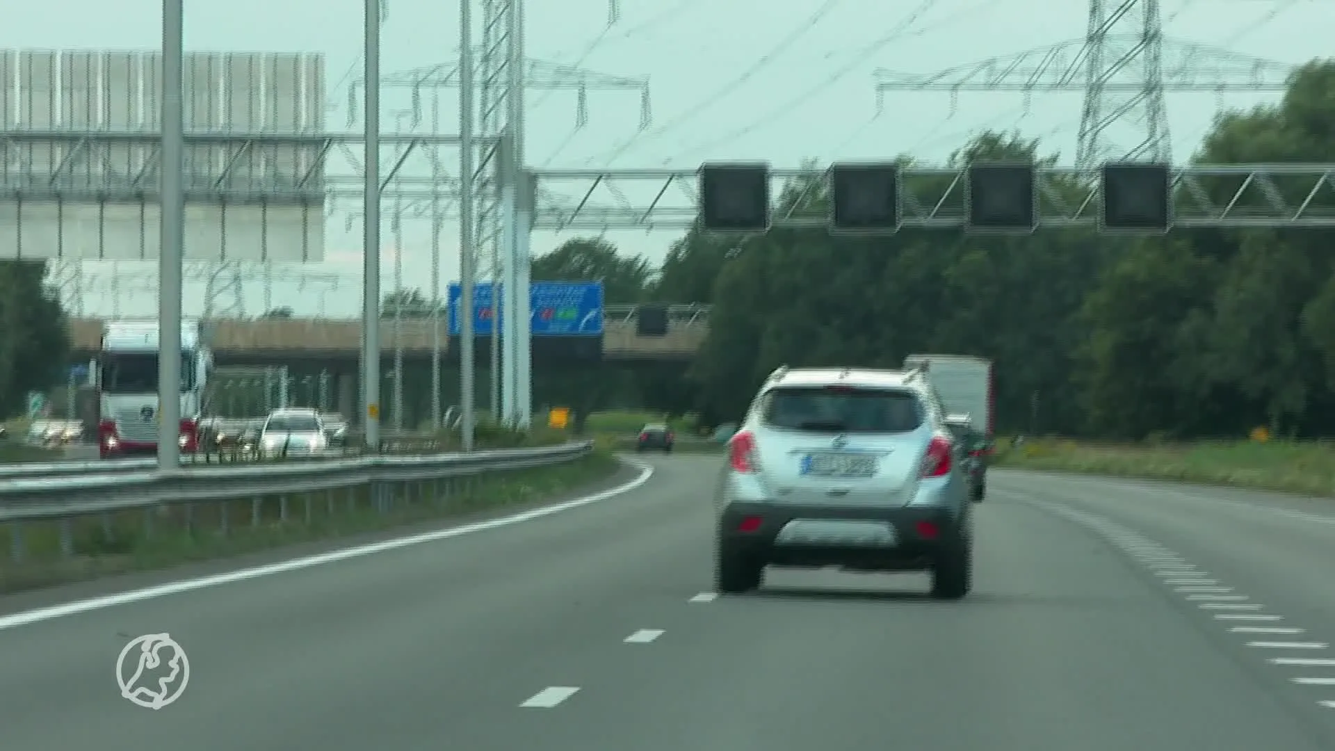 Hoogzwangere vrouw maakt pitstop bij tankstation en bevalt van baby Amé