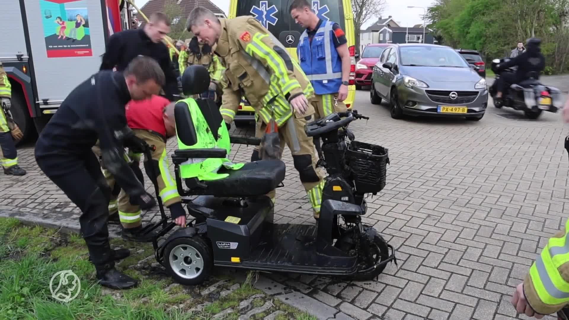Omstanders redden scootmobieler uit sloot
