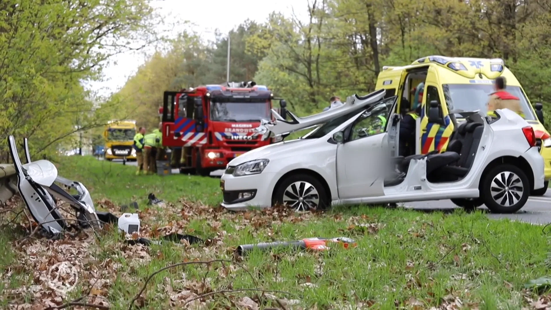 Brandweer bevrijdt bestuurder uit auto na flinke botsing Beekbergen
