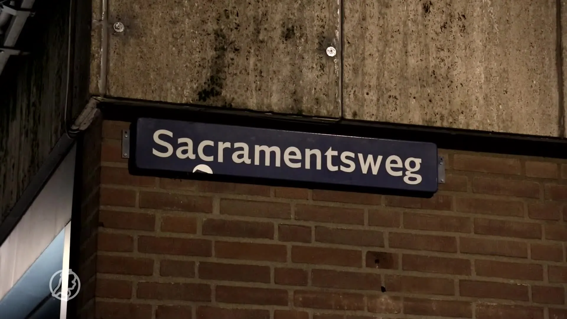 Auto ramt juwelier in Uden, gevel gesloopt en flinke schade in winkel