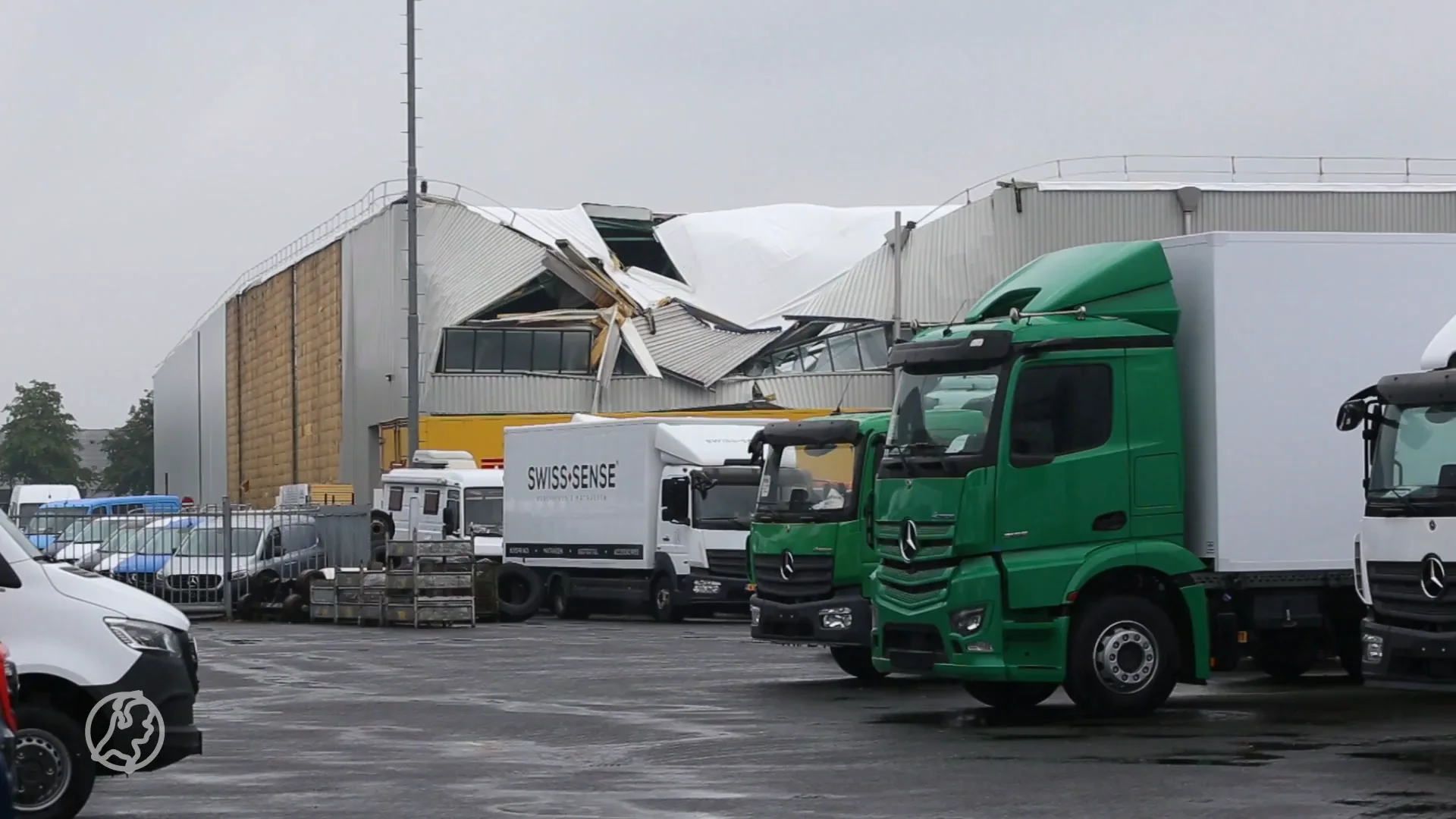 Dak stort gedeeltelijk in bij distributiecentrum in Veghel
