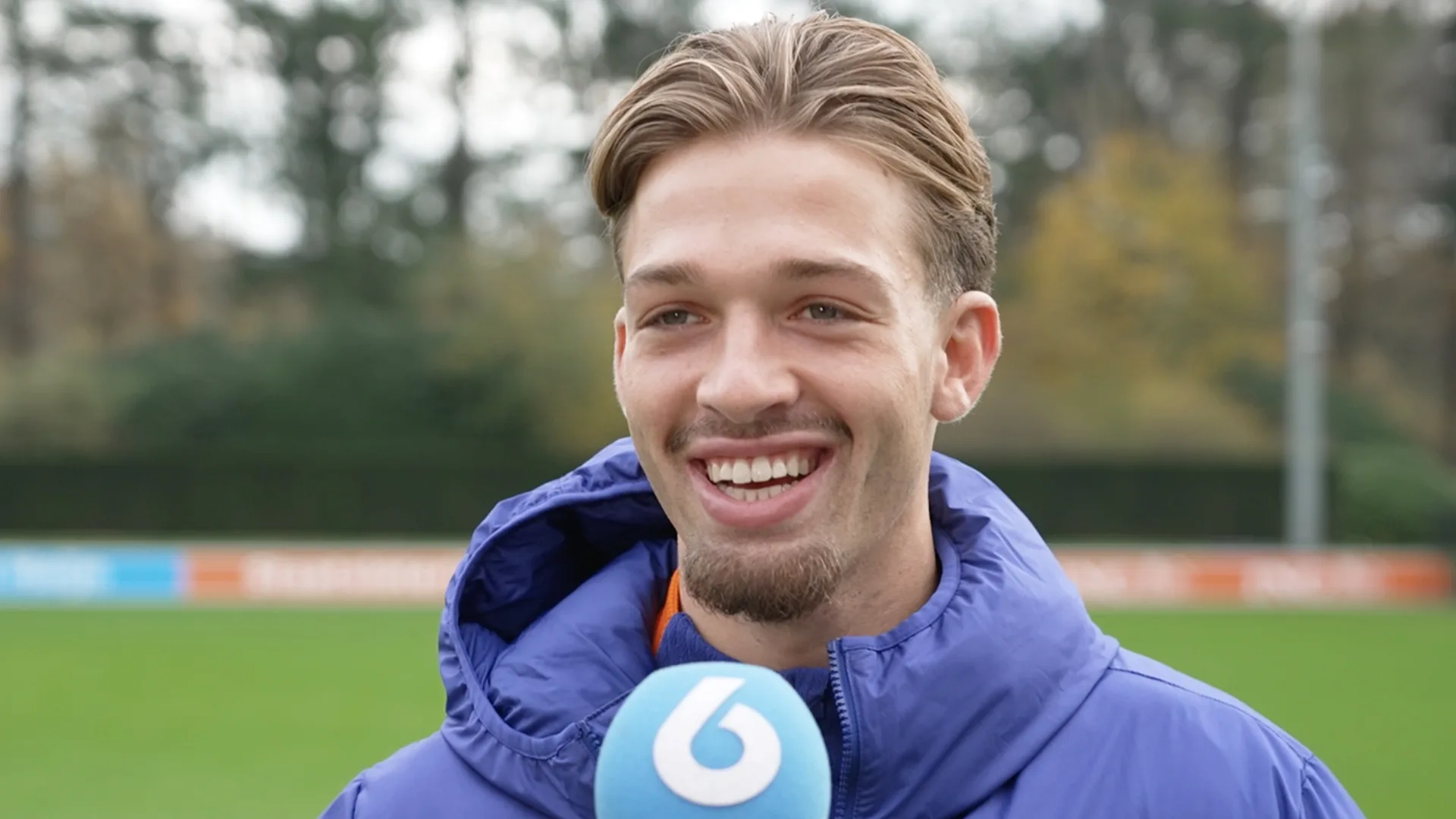 Luciano Valente samen met all time Oranje-held bij Nederlands Elftal: 'Iemand waar ik tegenop kijk!'