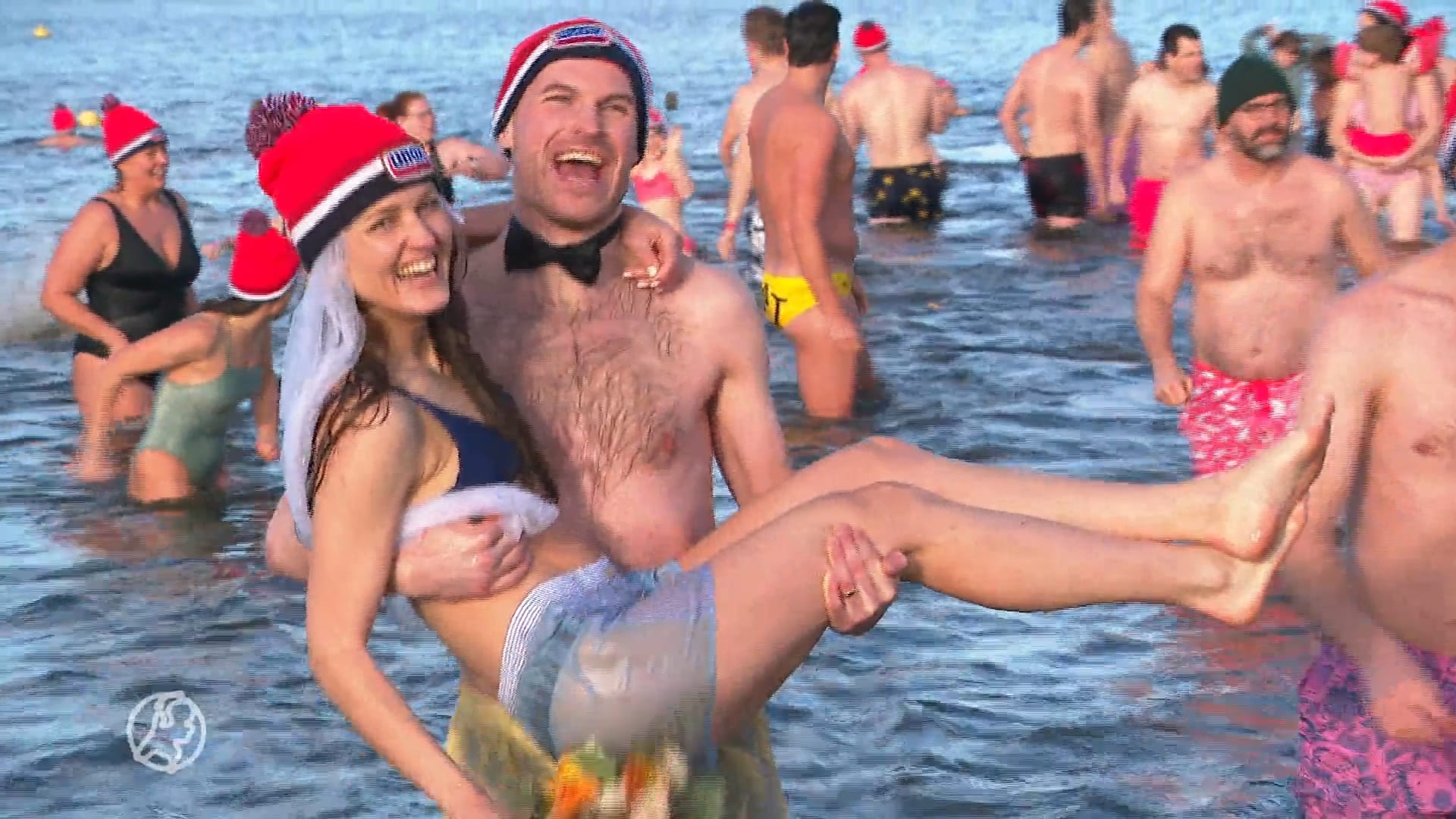 Kersvers bruidspaar doet nieuwjaarsduik in Woerden