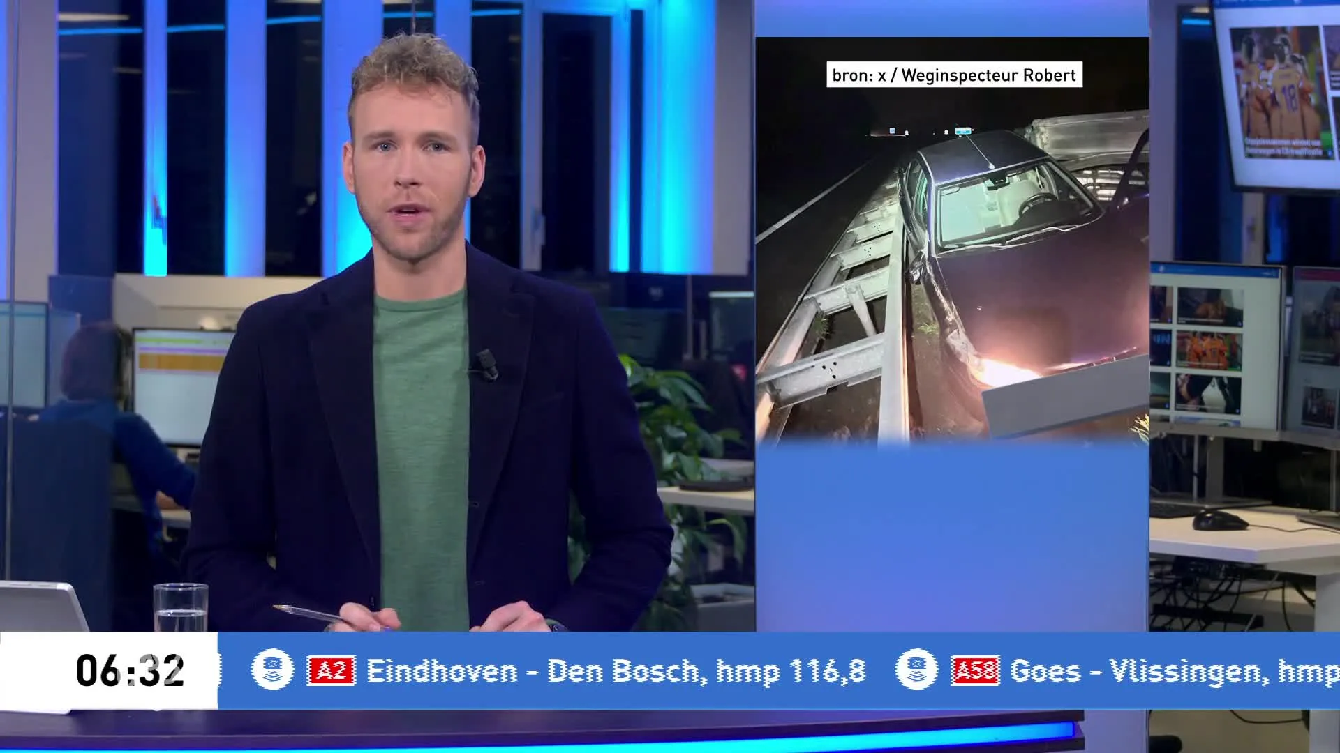 Aanhanger met auto's kantelt en blokkeert A2, bestuurder gevlucht