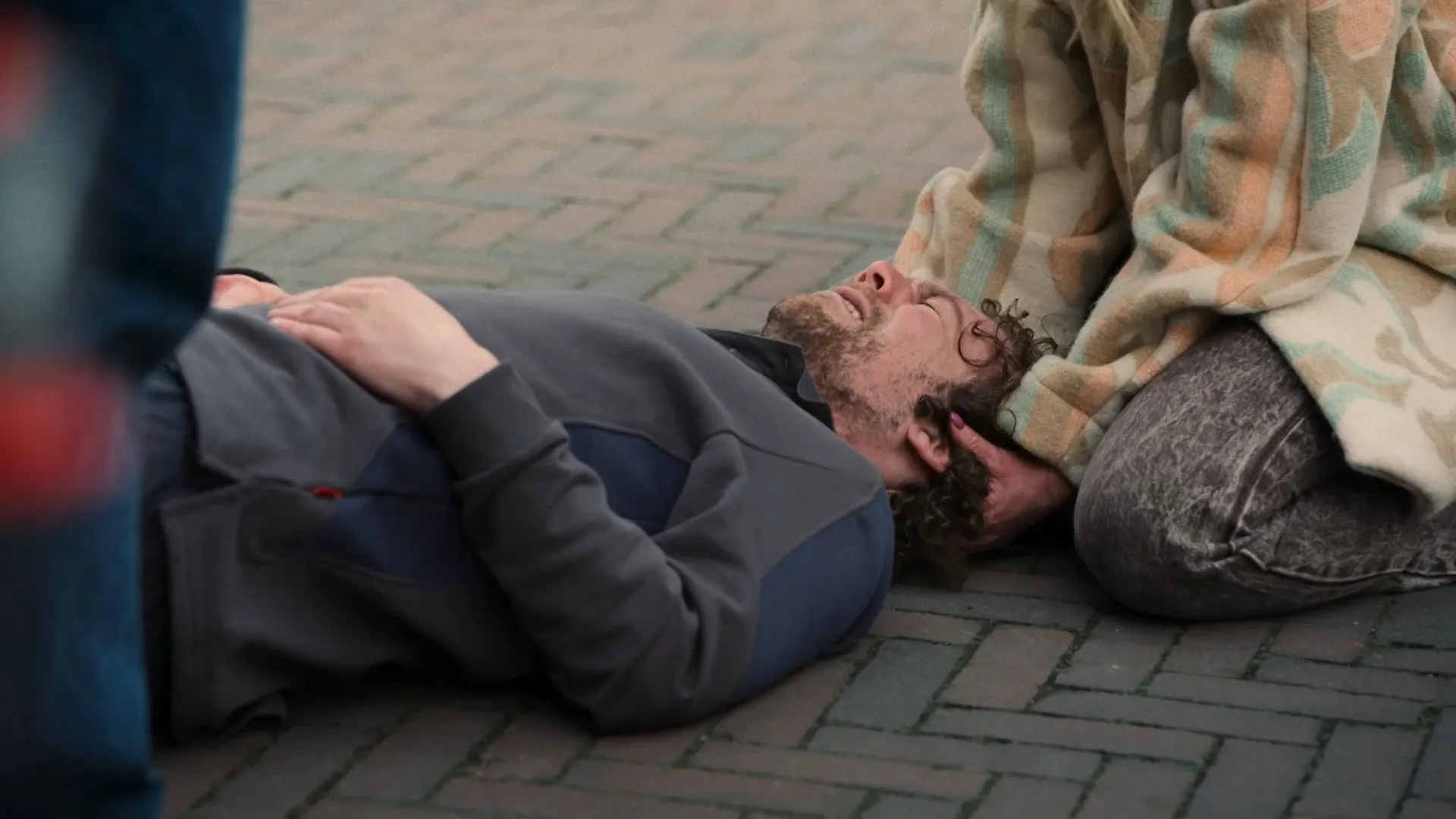 Man valt van dak en belandt in ziekenhuis