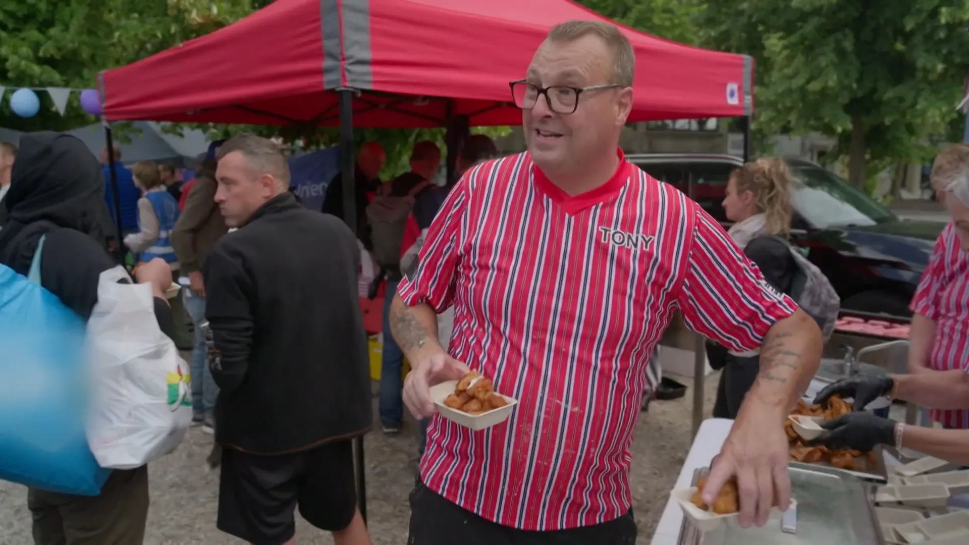 Tony en Derre bakken vis voor daklozen