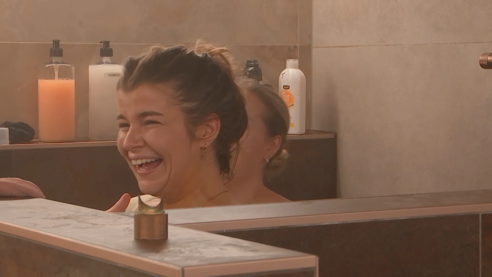 Thérèse en Chess douchen naast Peter