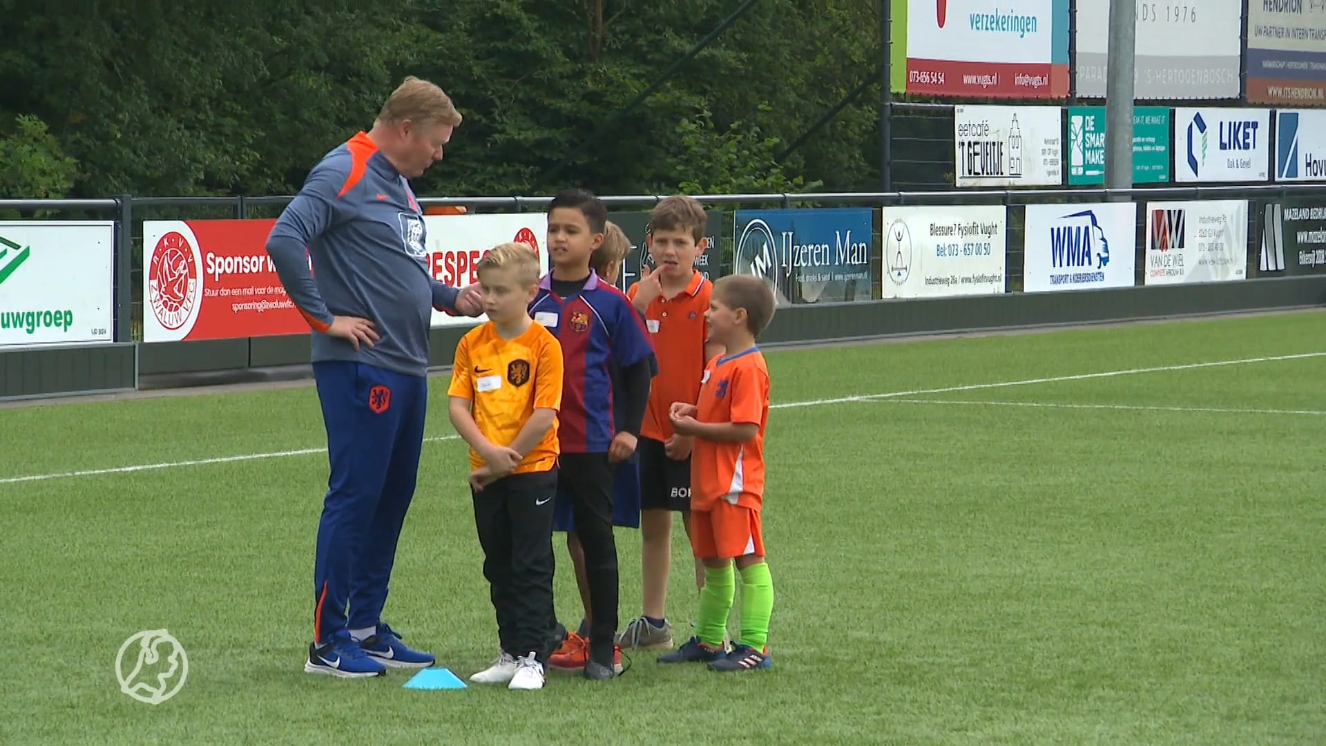 Bondscoach vlak voor EK nog op basisschool voor clinic: 'Echt heel cool'