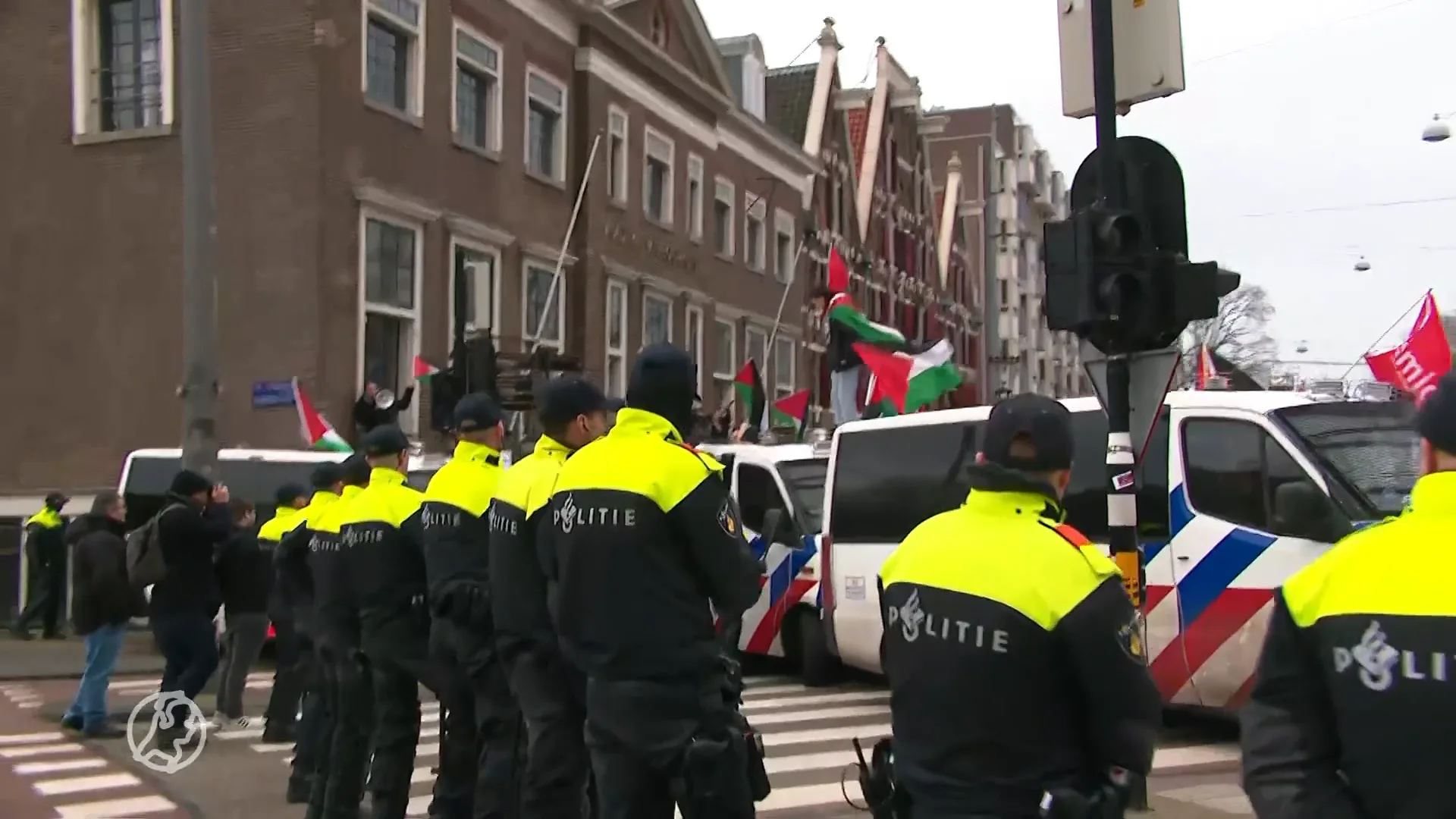 Koning uitgefloten, ME grijpt in bij demonstratie