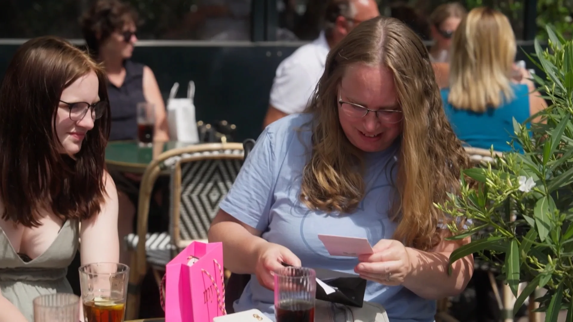 Jennifer en Zoë kopen eindelijk een cadeau voor hun moeder