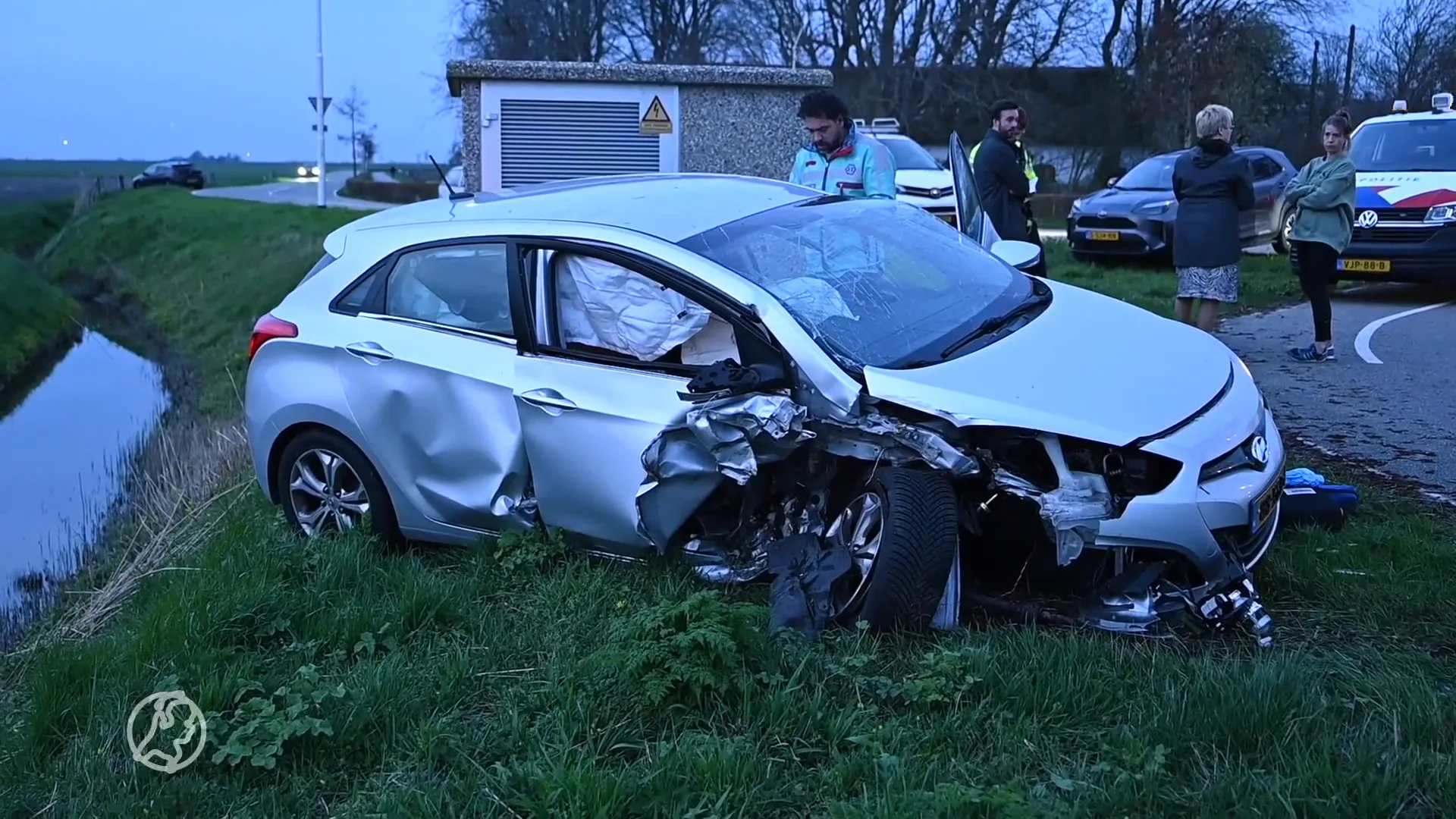 Vrouw knalt met baby in auto tegen boom, allebei naar ziekenhuis