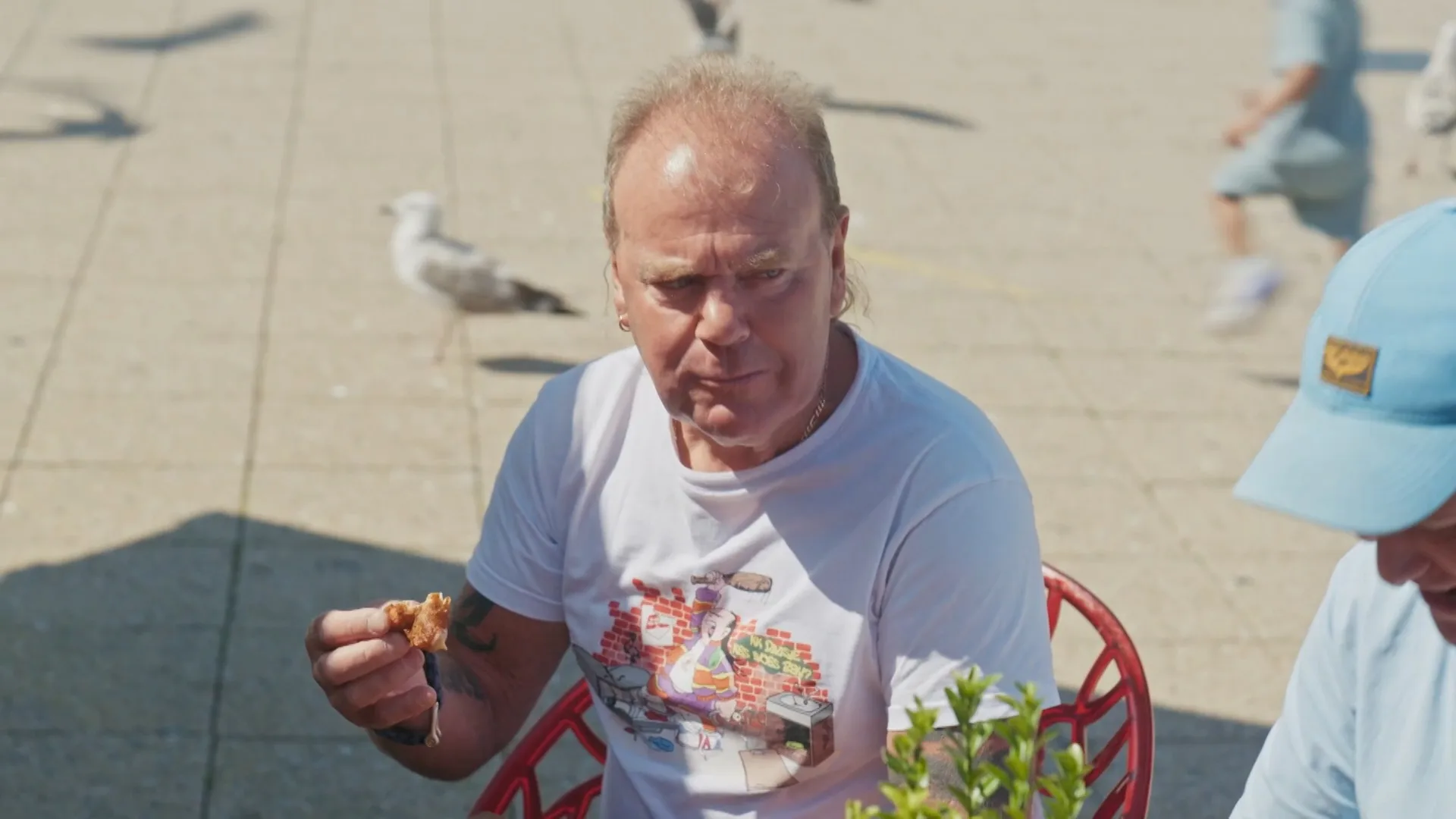 Meeuwen stelen de kibbeling van Ron