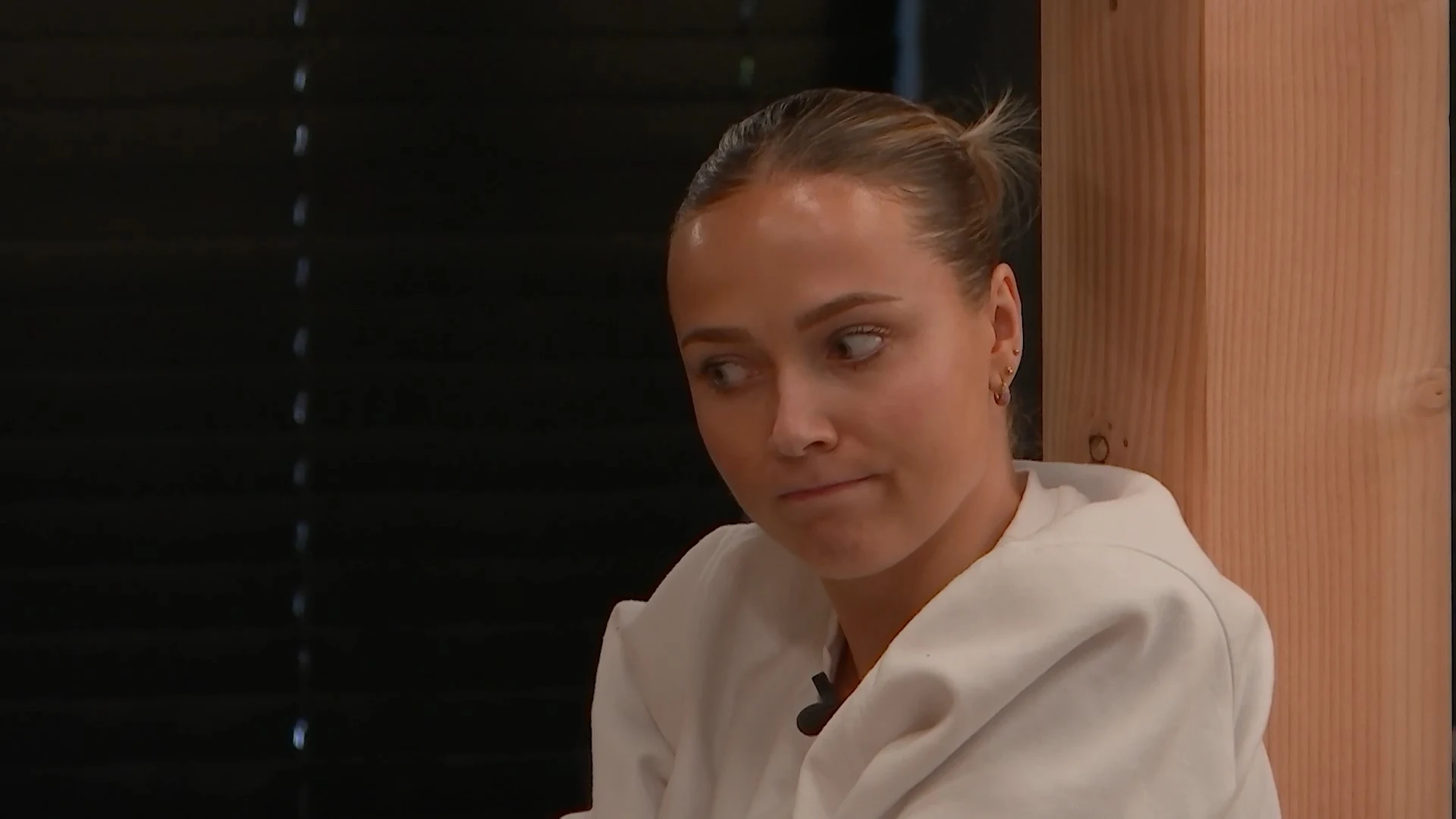 Thérèse en Floris zijn volledig gefocust tijdens het kozijnklemmen