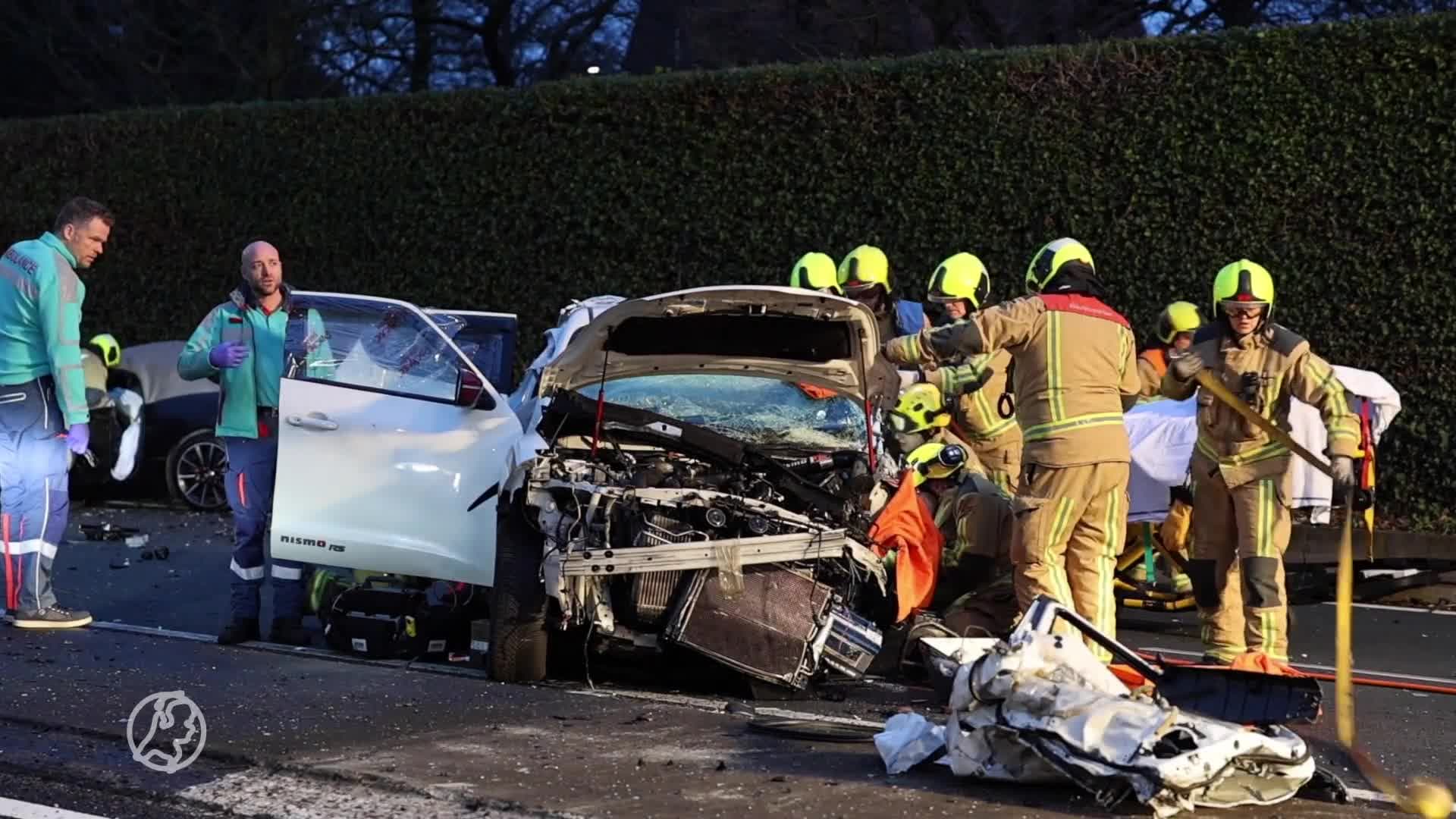 Drie mensen naar ziekenhuis bij zwaar ongeval op N14