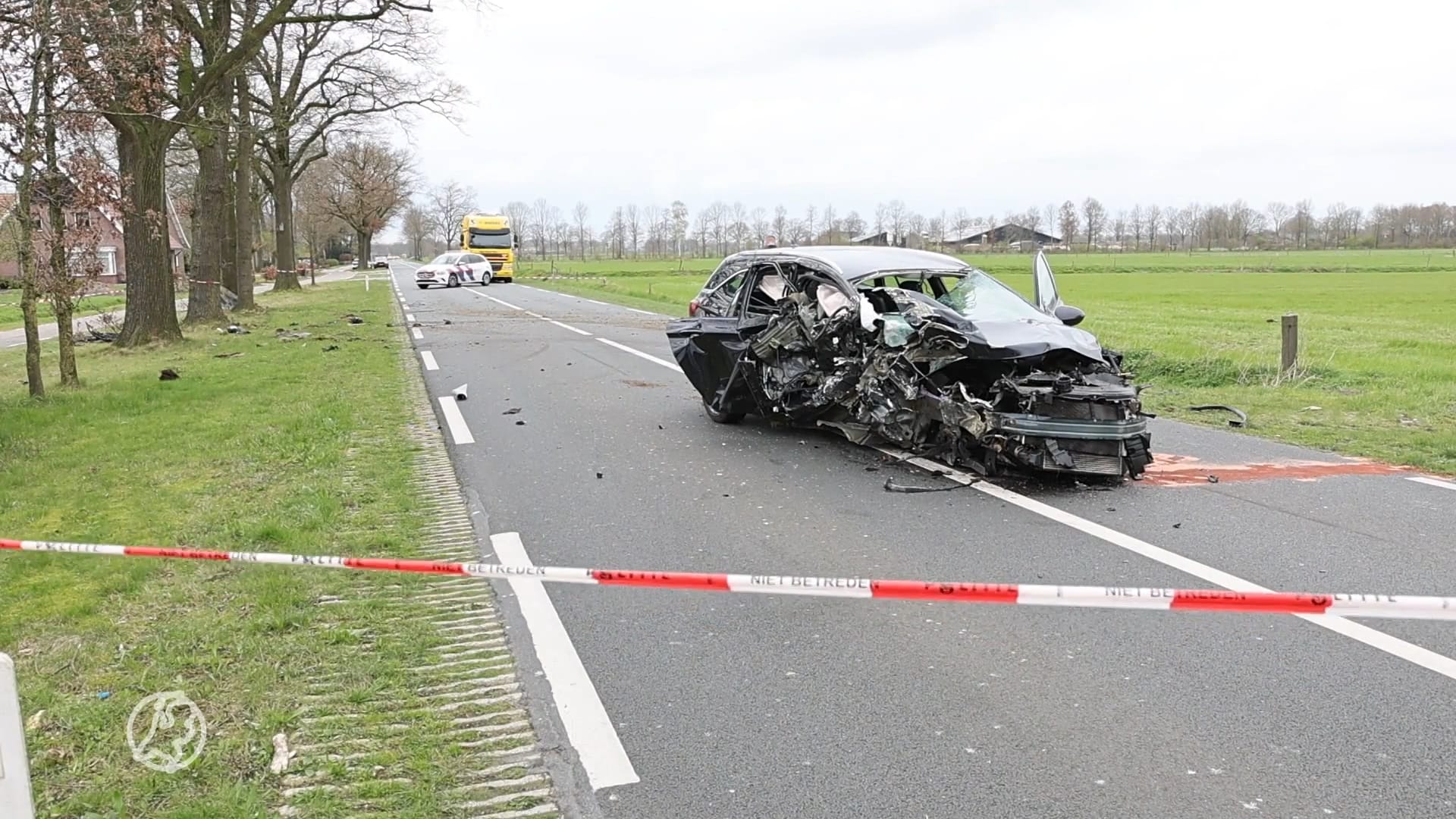 Automobilist gewond na flinke crash tegen boom in Geesteren