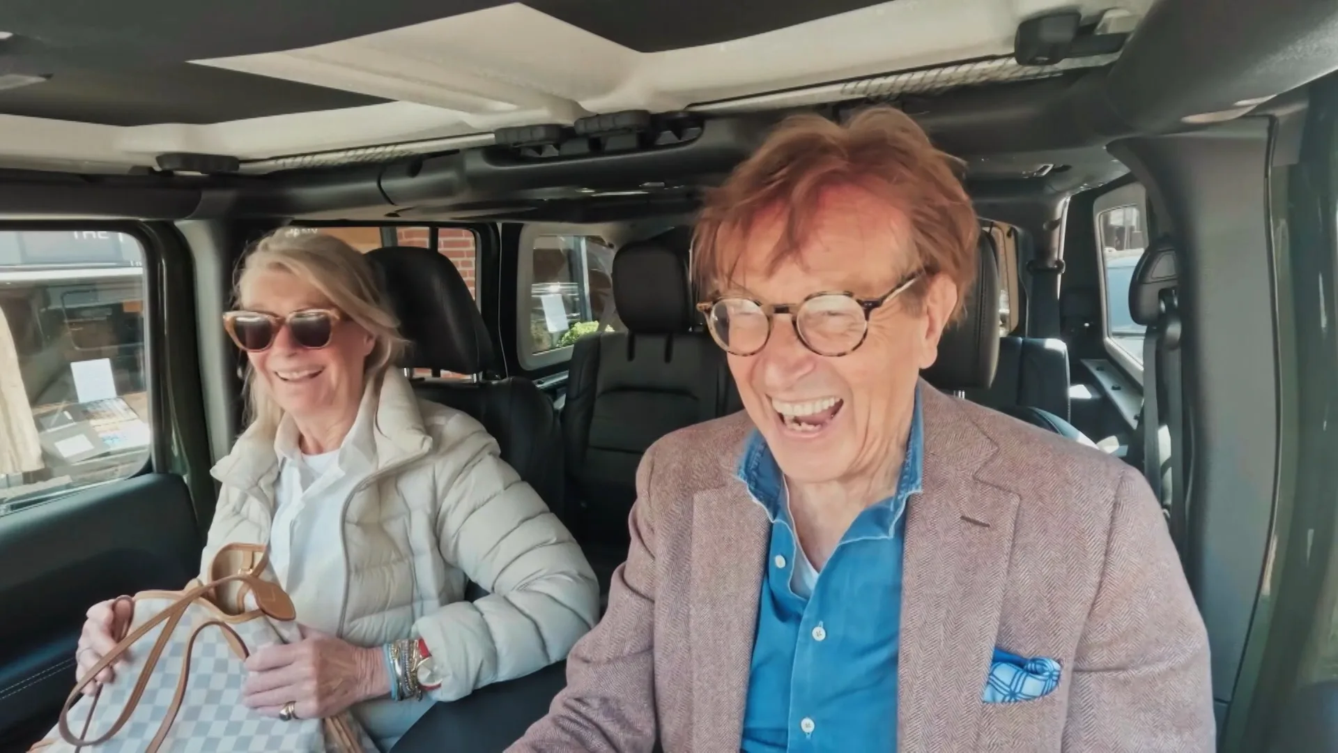 Frank parkeert zijn geleende Jeep in: "Word er gek van!"