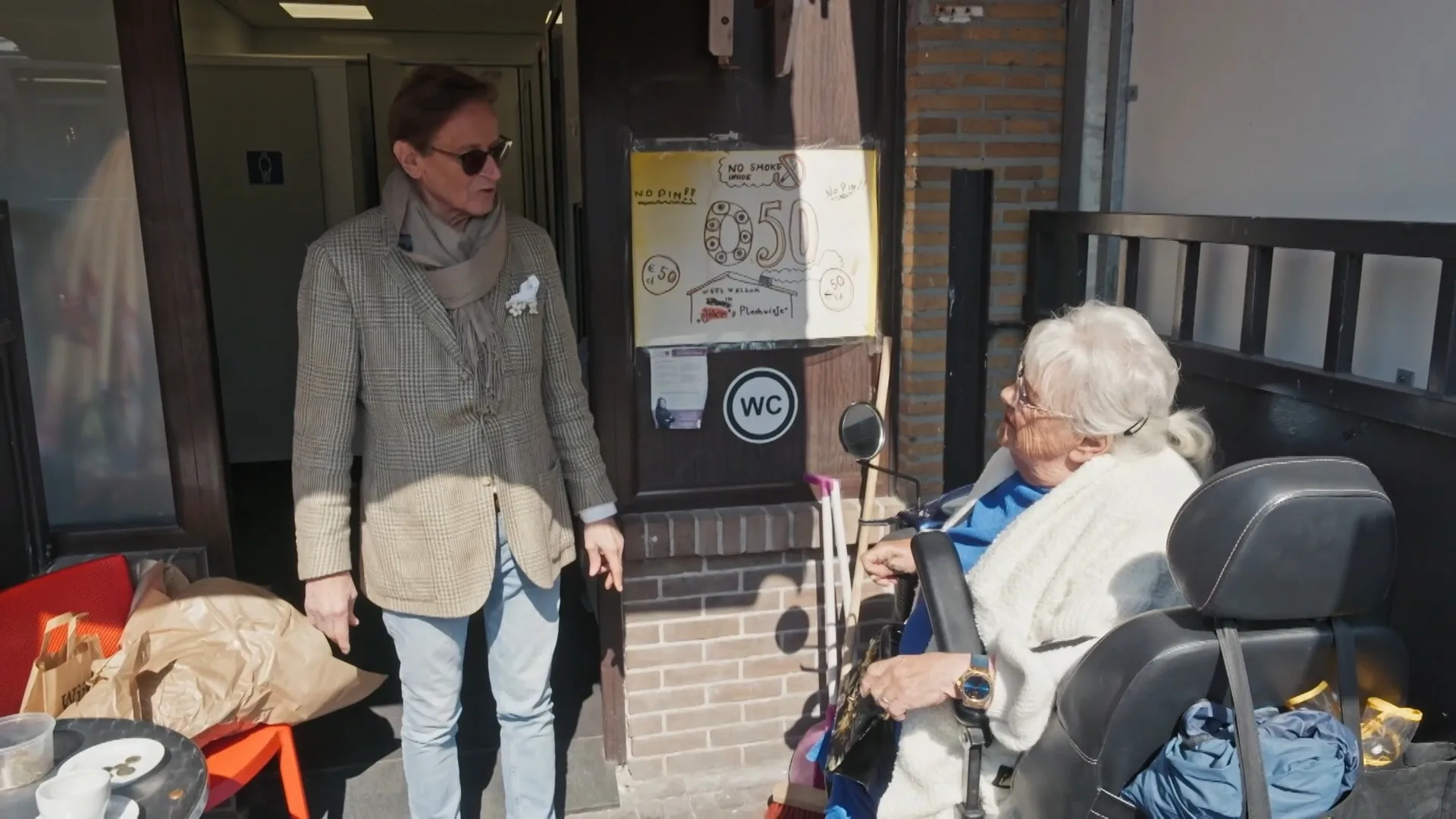 Toiletjuffrouw Joke over Frank: "Van boven bont, van onderen stront"