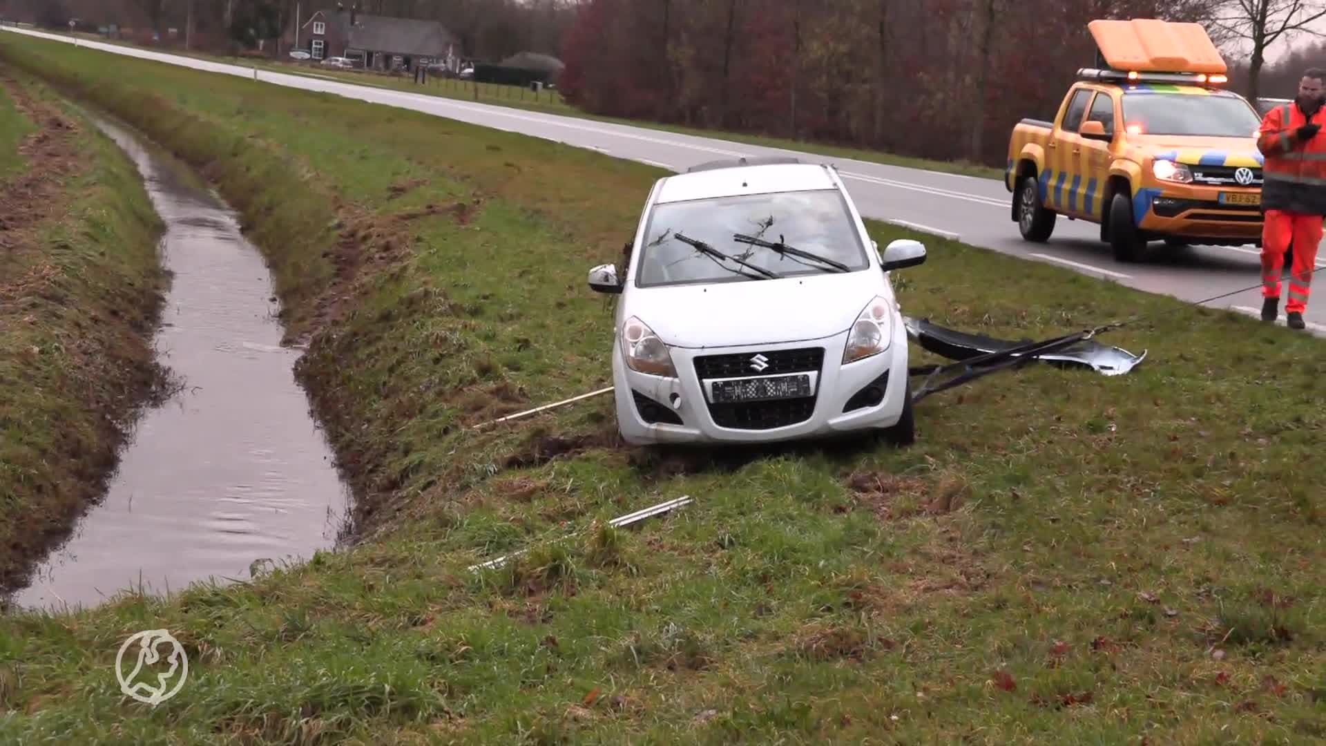 Auto belandt in water, omstanders redden bestuurster