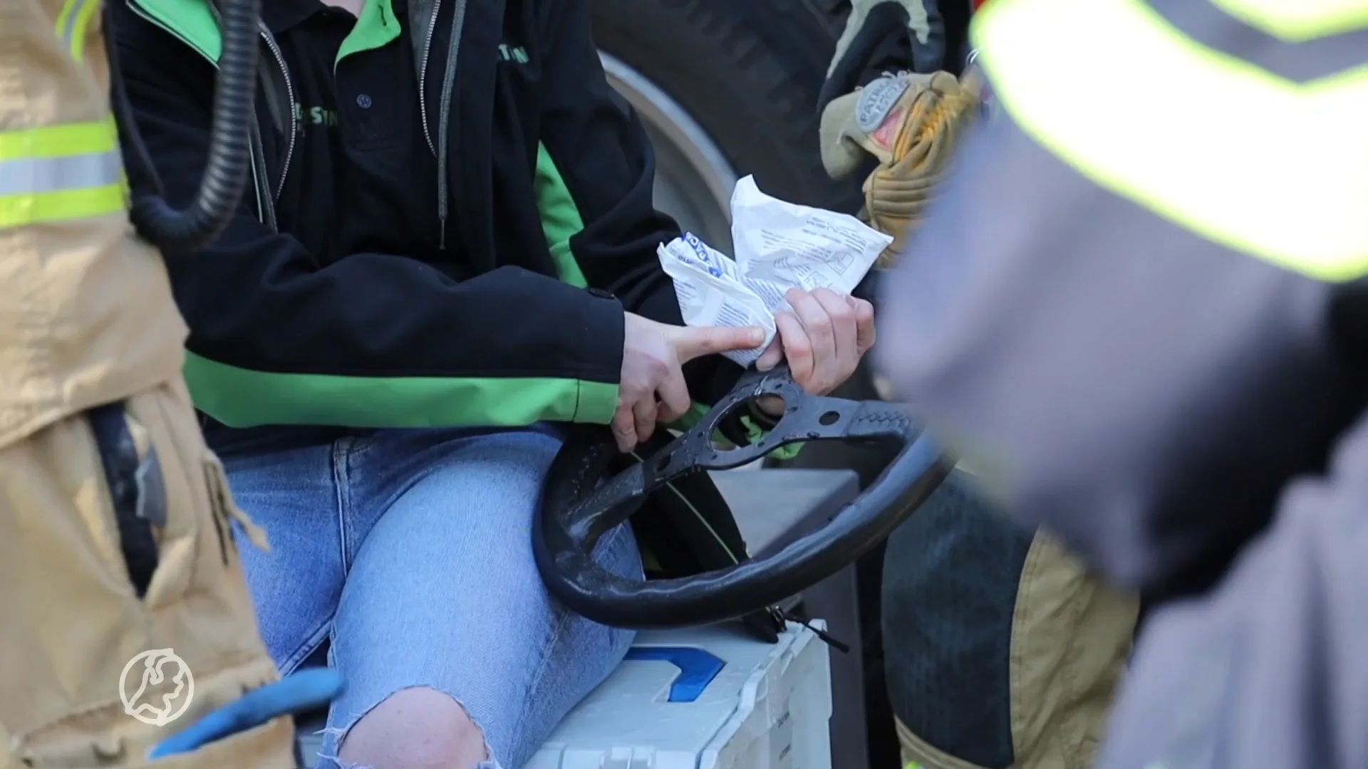 Automobiliste uit Naaldwijk zit met vinger vast in stuur en moet bevrijd worden