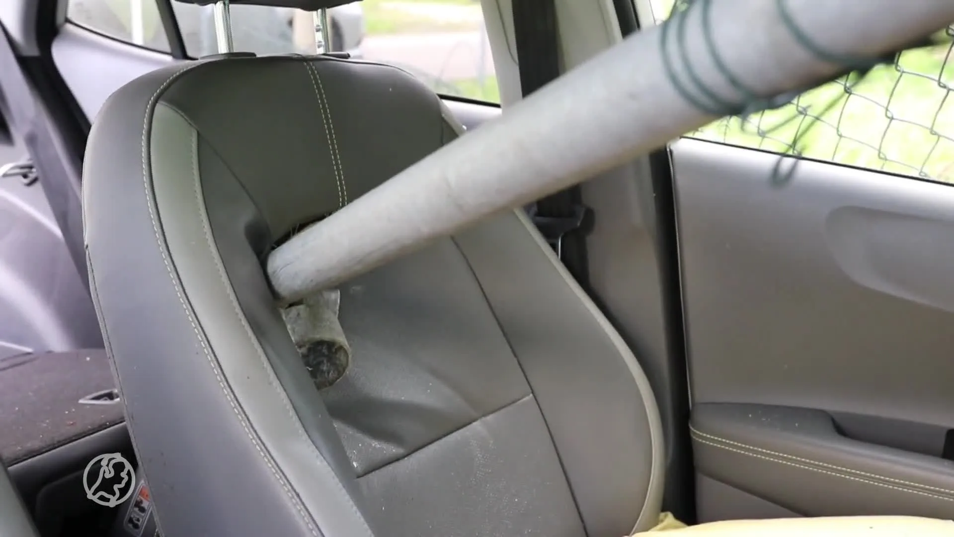 Geluk bij ongeluk: automobilist bijna gespietst door paal, maar komt met schrik vrij