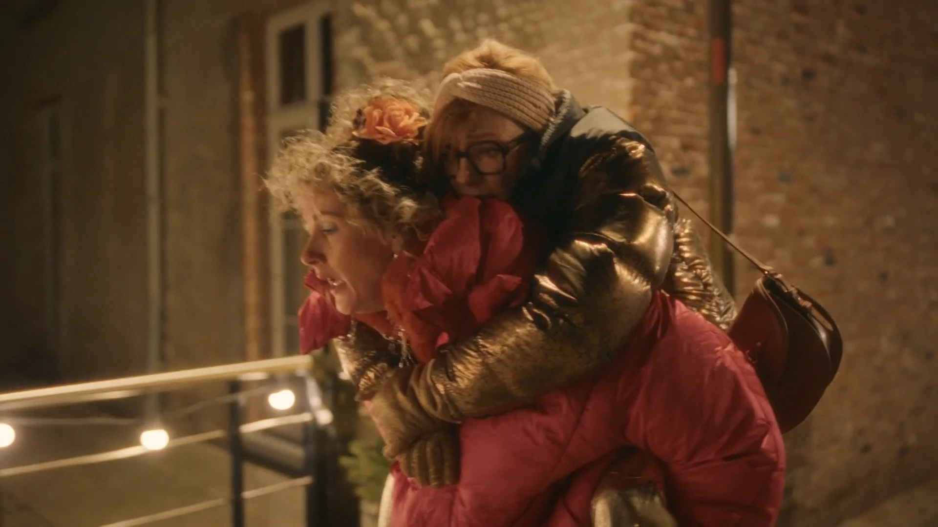 Annie en Alice delen een emotioneel moment samen