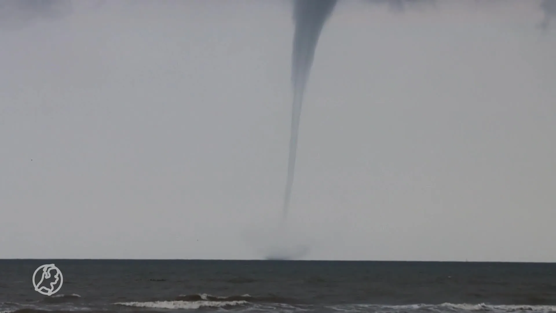 Meerdere waterhozen razen boven zee bij Noorwijkerhout