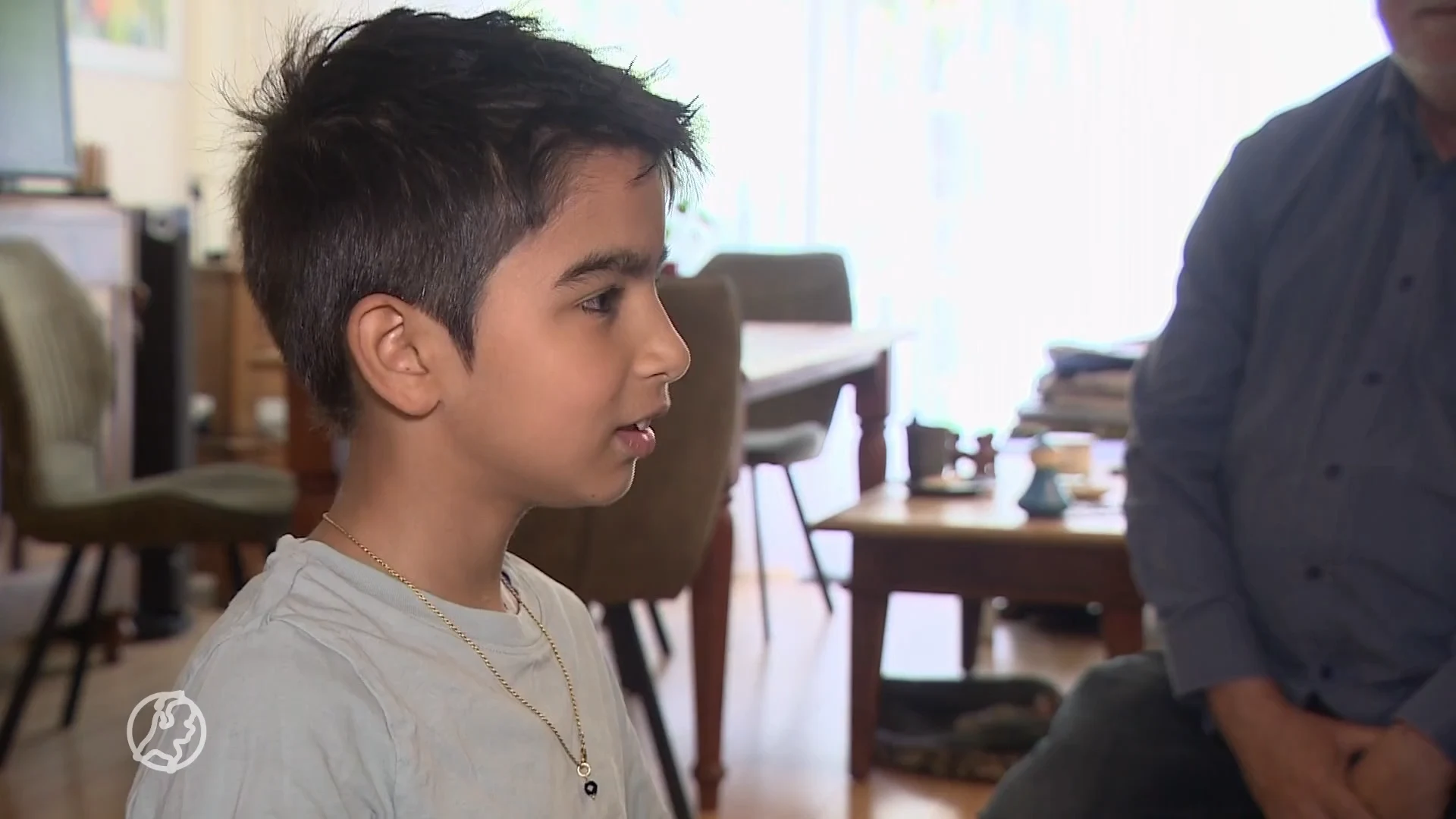 Rayen (9) praat niet, in plaats daarvan zingt hij: 'Er komt iets in hem naar boven'