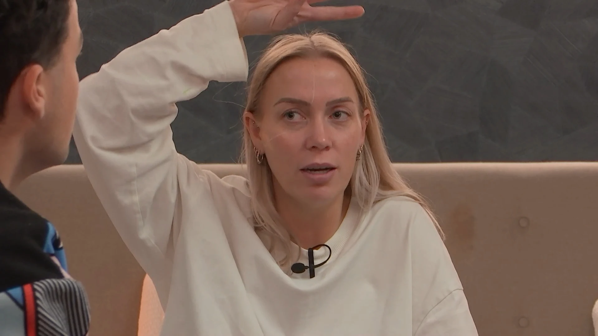 Demi wordt opgemaakt als heks, maar is het oneens over de aanpak