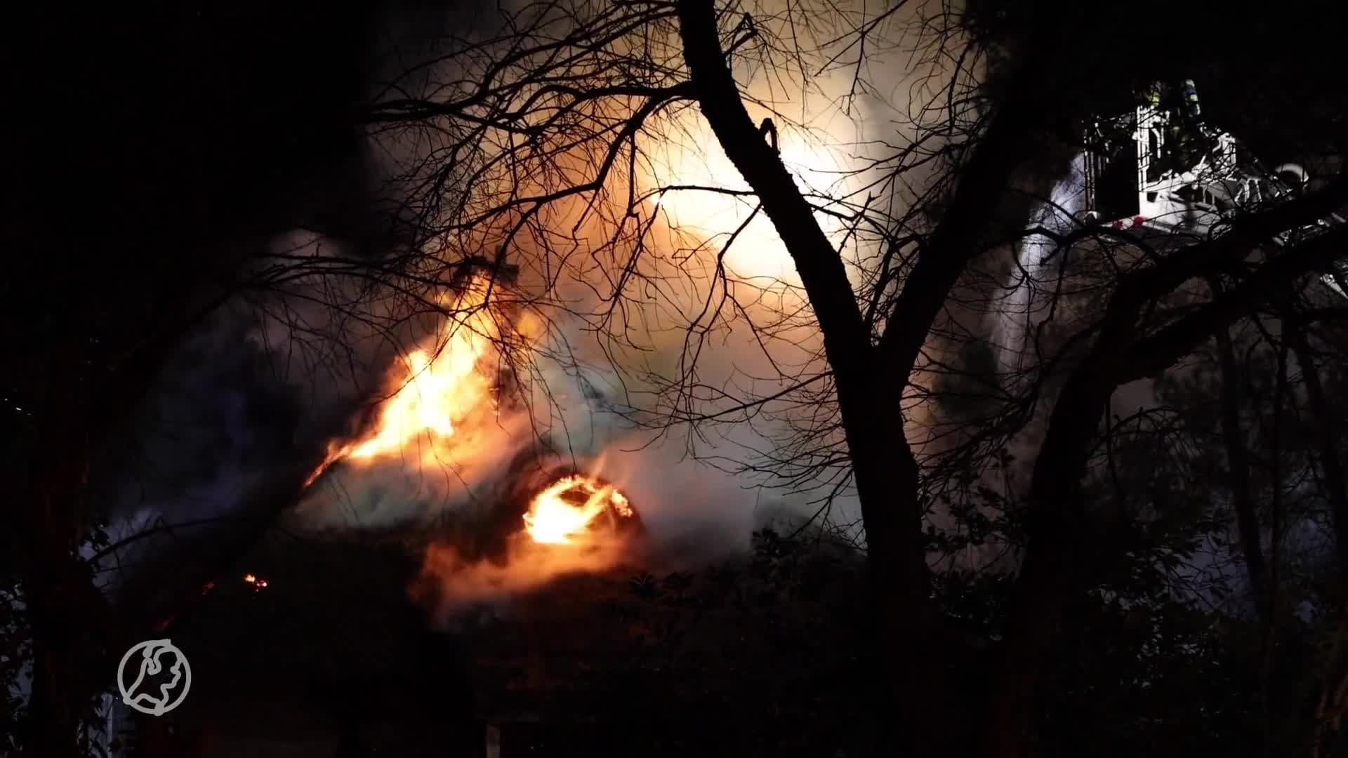 Zeer grote brand in huis met rieten dak in Amersfoort