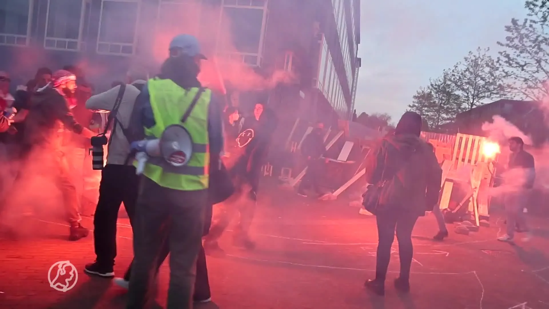 Groep mannen deelt klappen uit aan pro-Palestina-betogers bij tentenprotest UvA