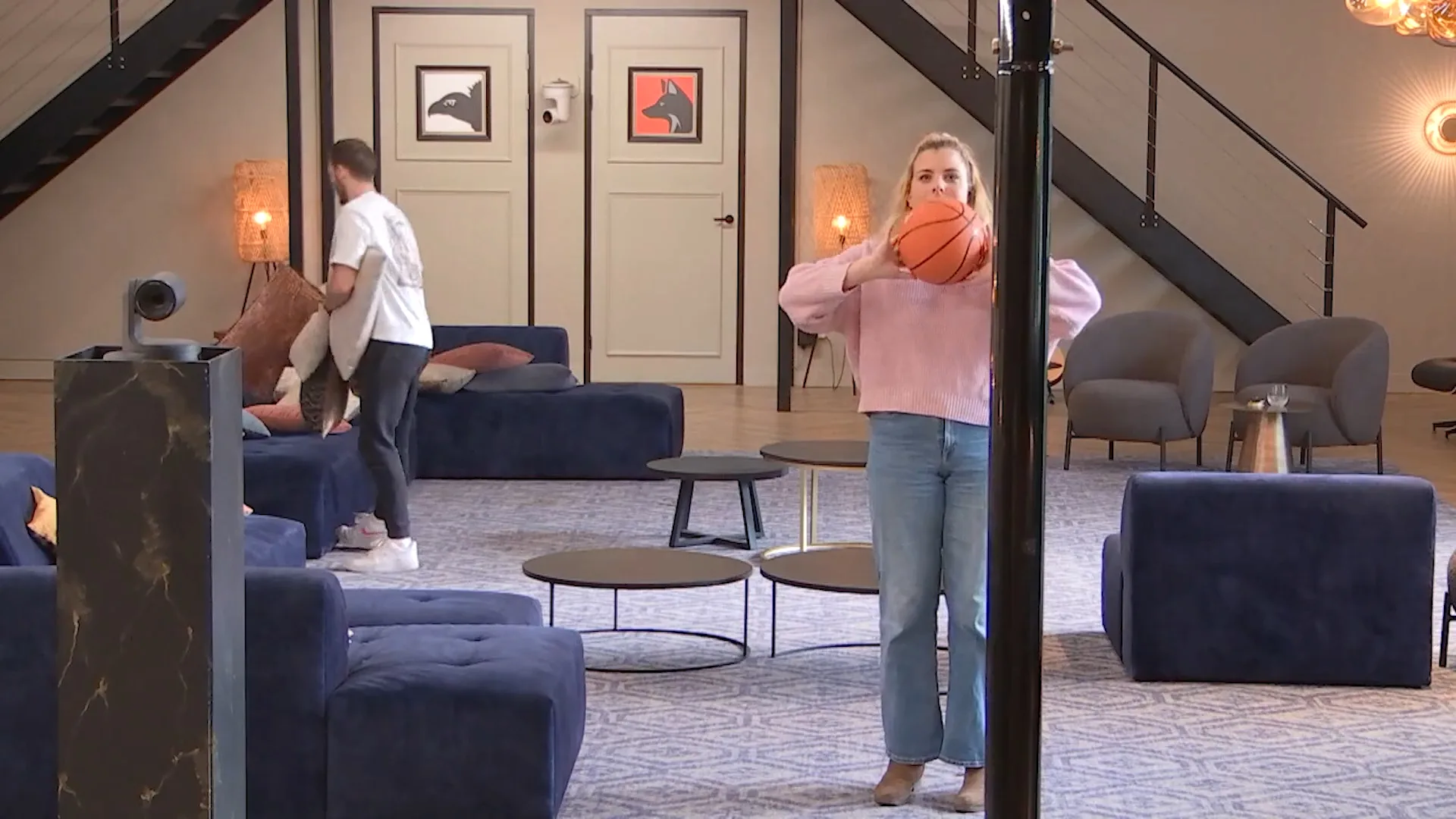 Roma gooit basketbal bijna tegen de camera aan