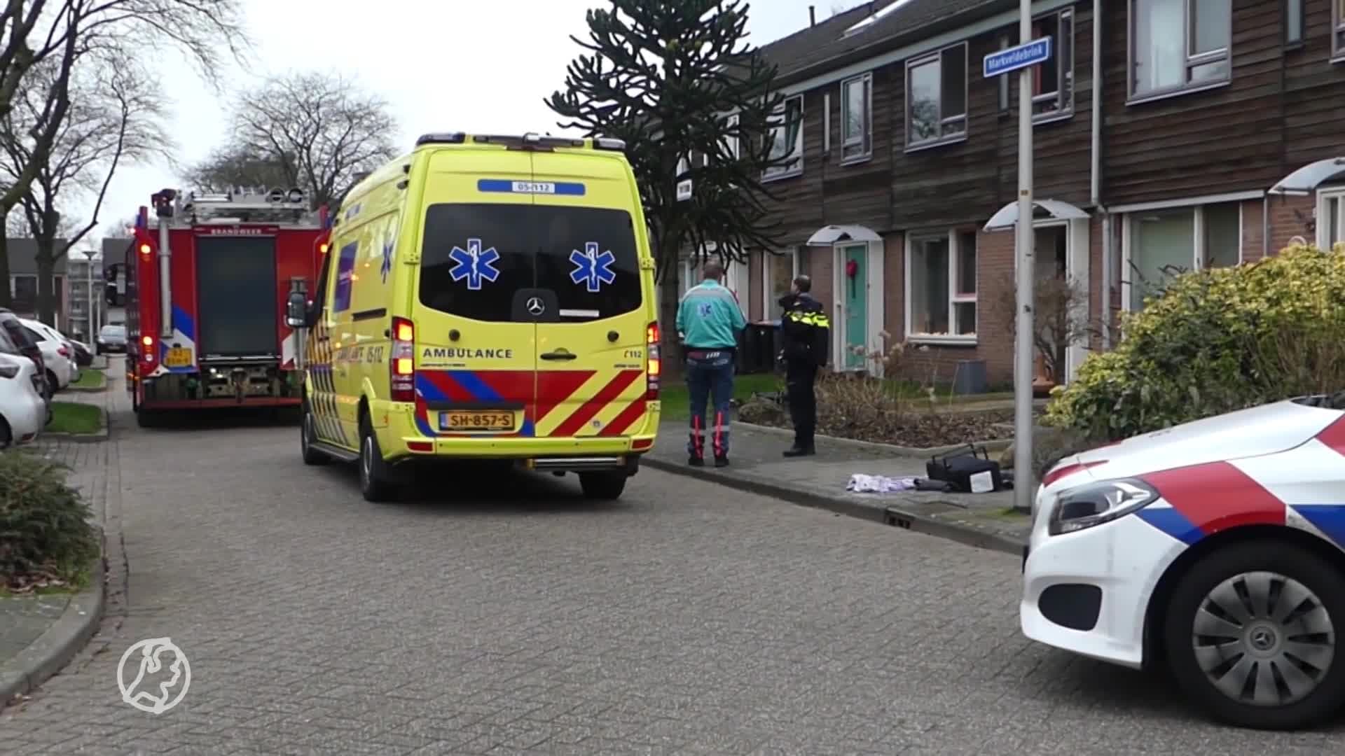 Brandende kinderwagen uit huis gehaald, meerdere personen naar ziekenhuis