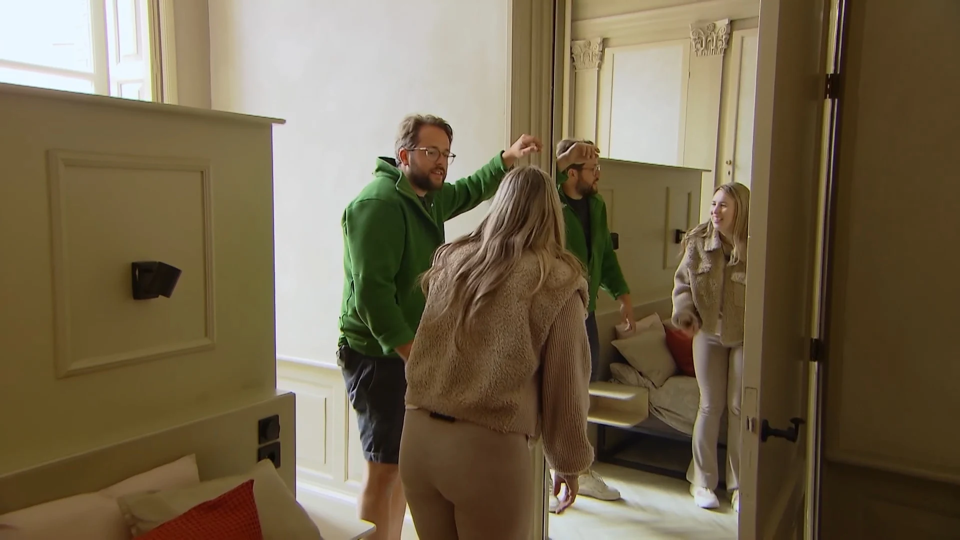 Waarvoor is deze spiegel? Anouk heeft wel een 'kinky' idee!