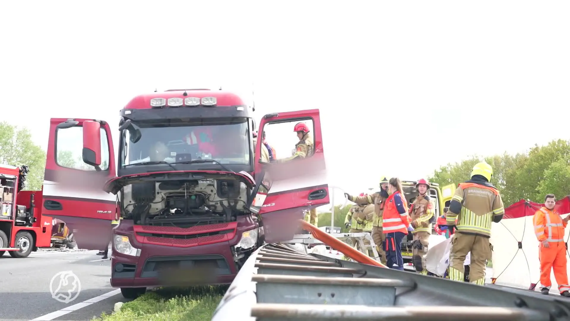 Ravage op de A59: meerdere vrachtwagens op elkaar gebotst, snelweg afgesloten