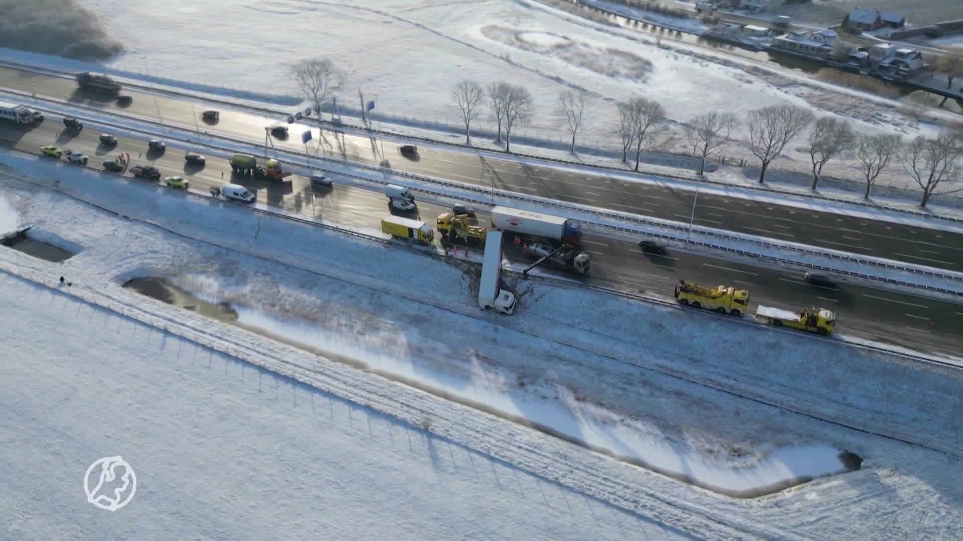 Vrachtwagen raakt van A12 bij Bunnik