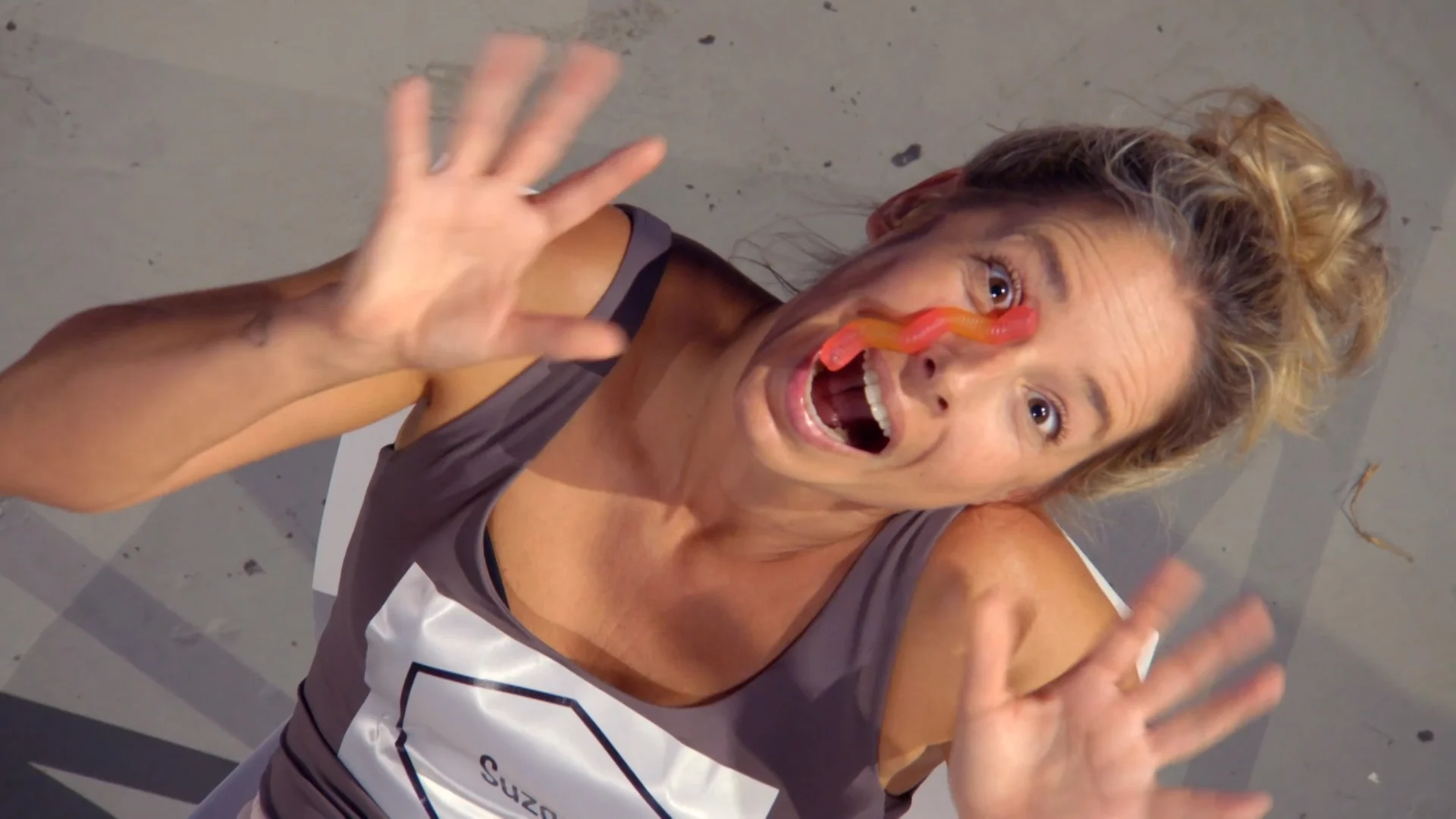 Gummieworm opeten zonder aan te raken?!