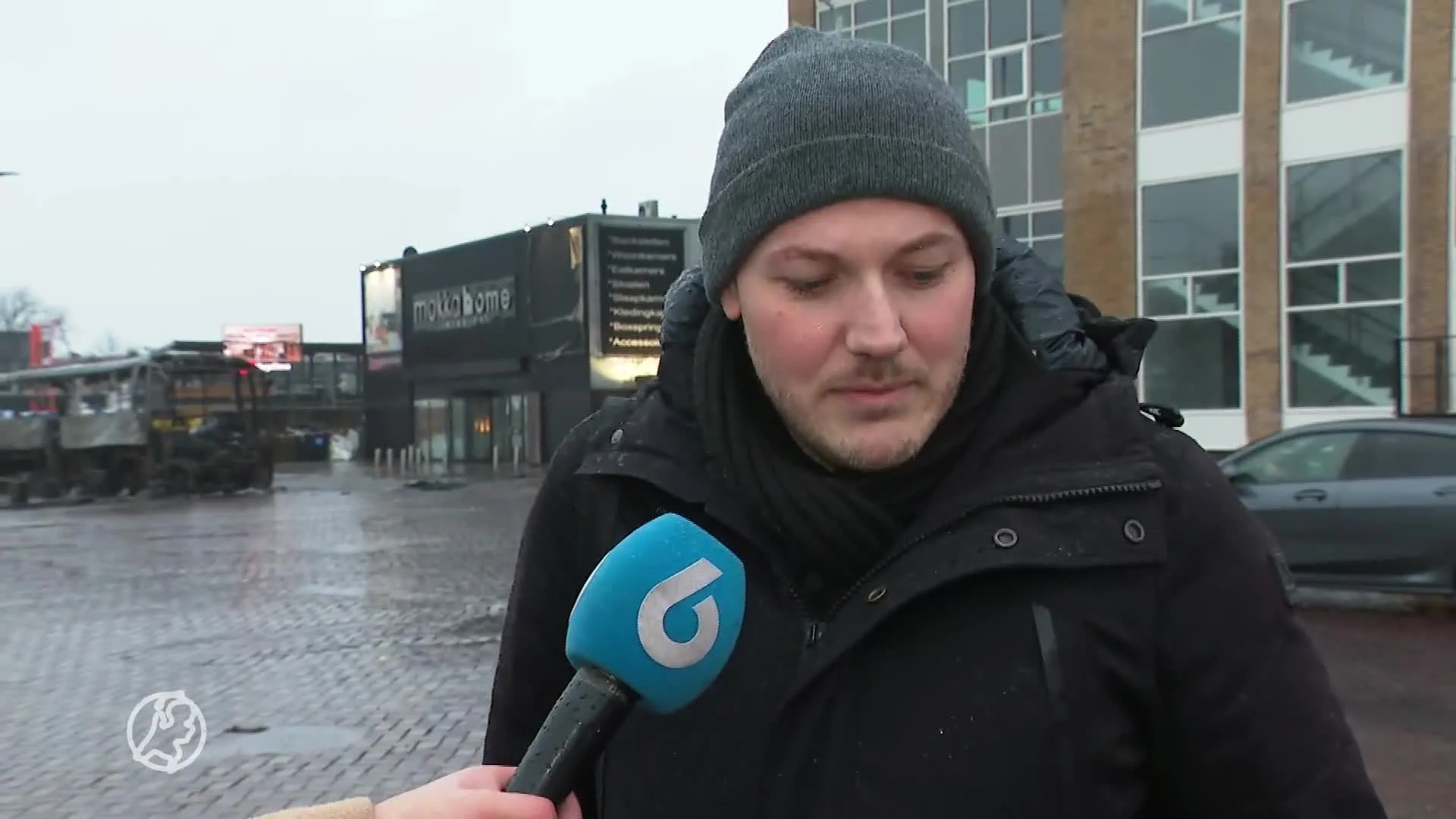 Persfotograaf bekogeld met stenen tijdens rellen in Den Haag