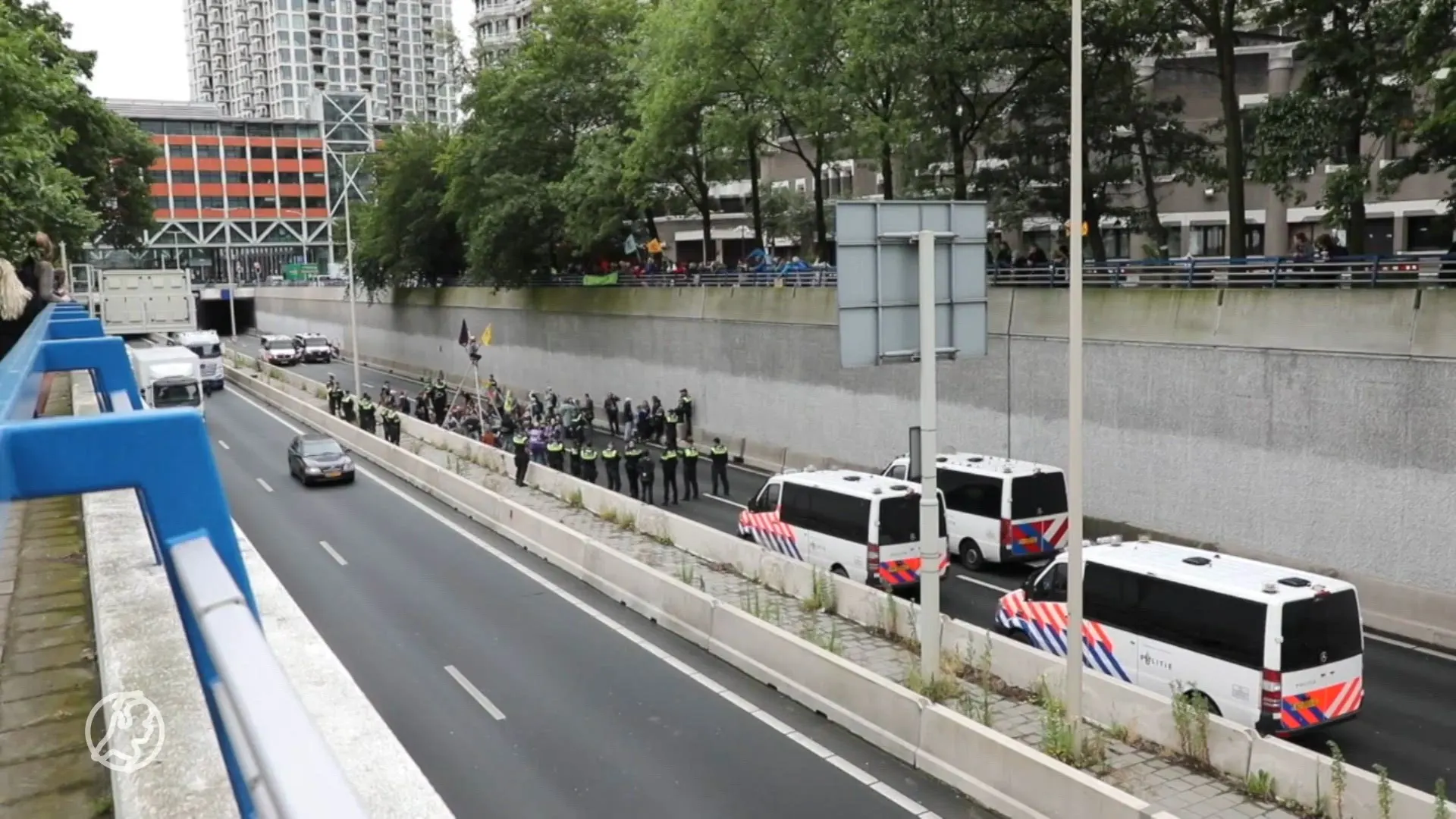Tientallen demonstranten blokkeren A12 in Den Haag