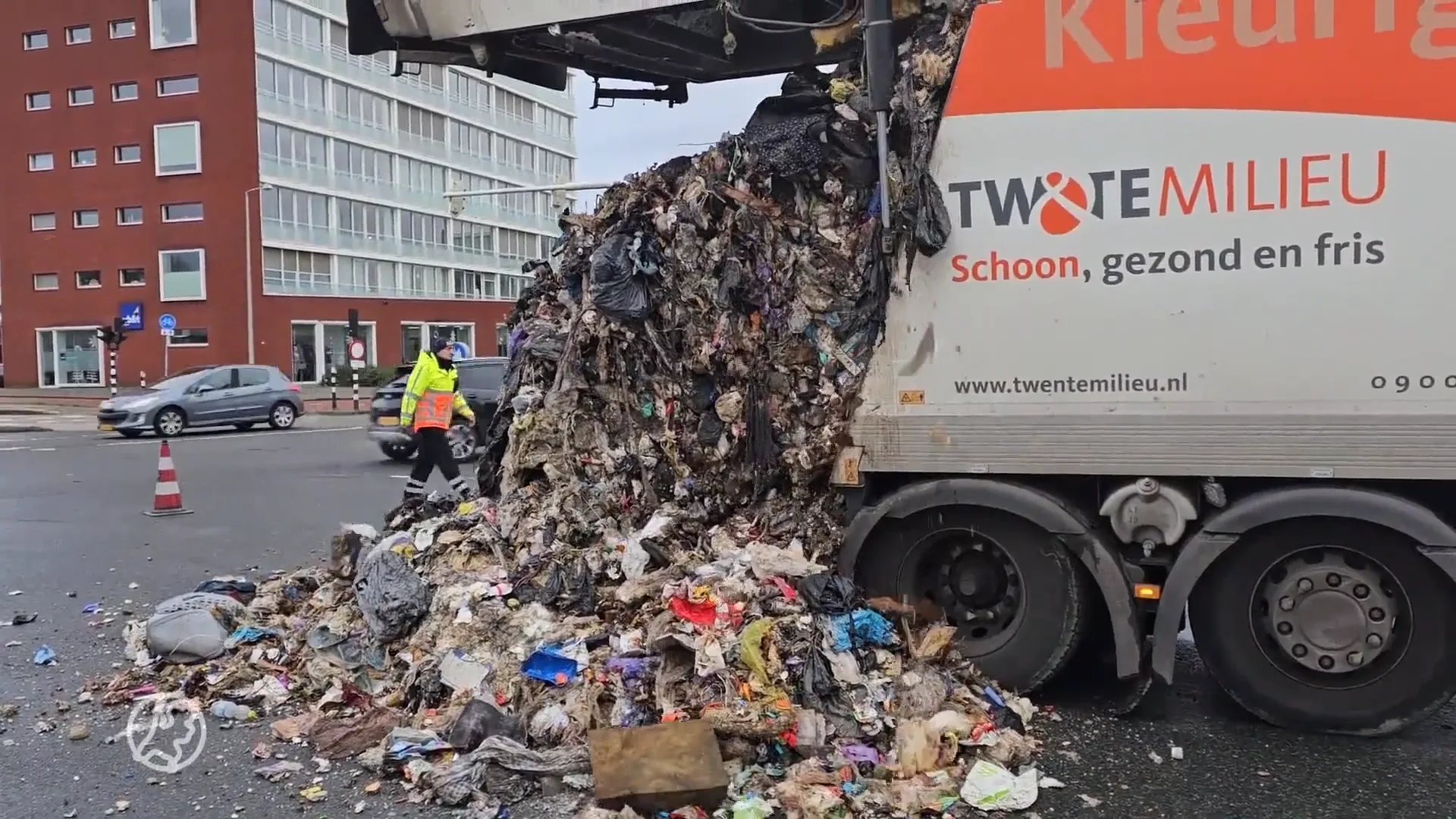 Smerig! Kapotte vuilniswagen moet noodgedwongen afval op straat dumpen